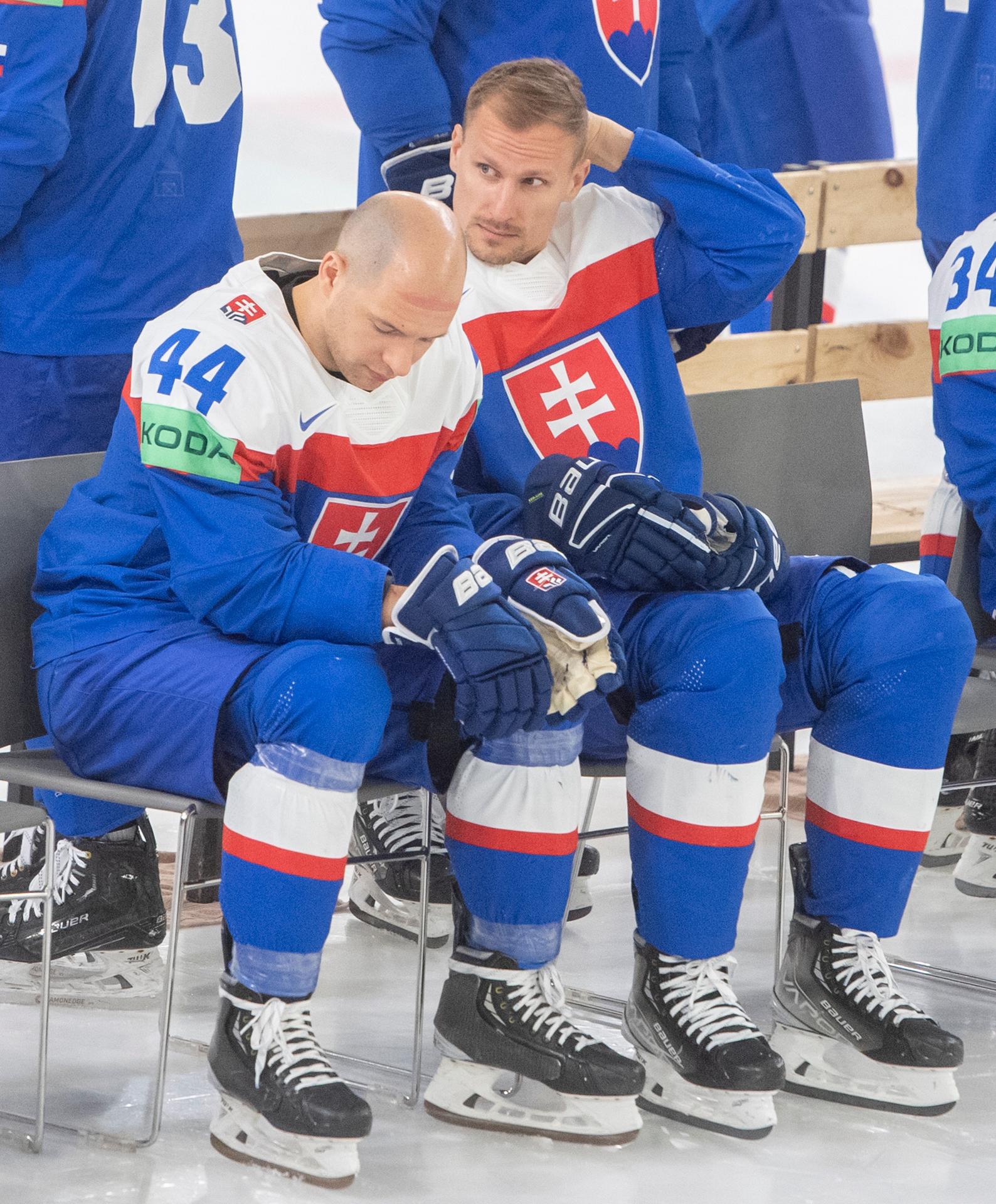 Mislav Rosandič (vľavo) a Richard Pánik po spoločnom tímovom fotení na MS 2023.