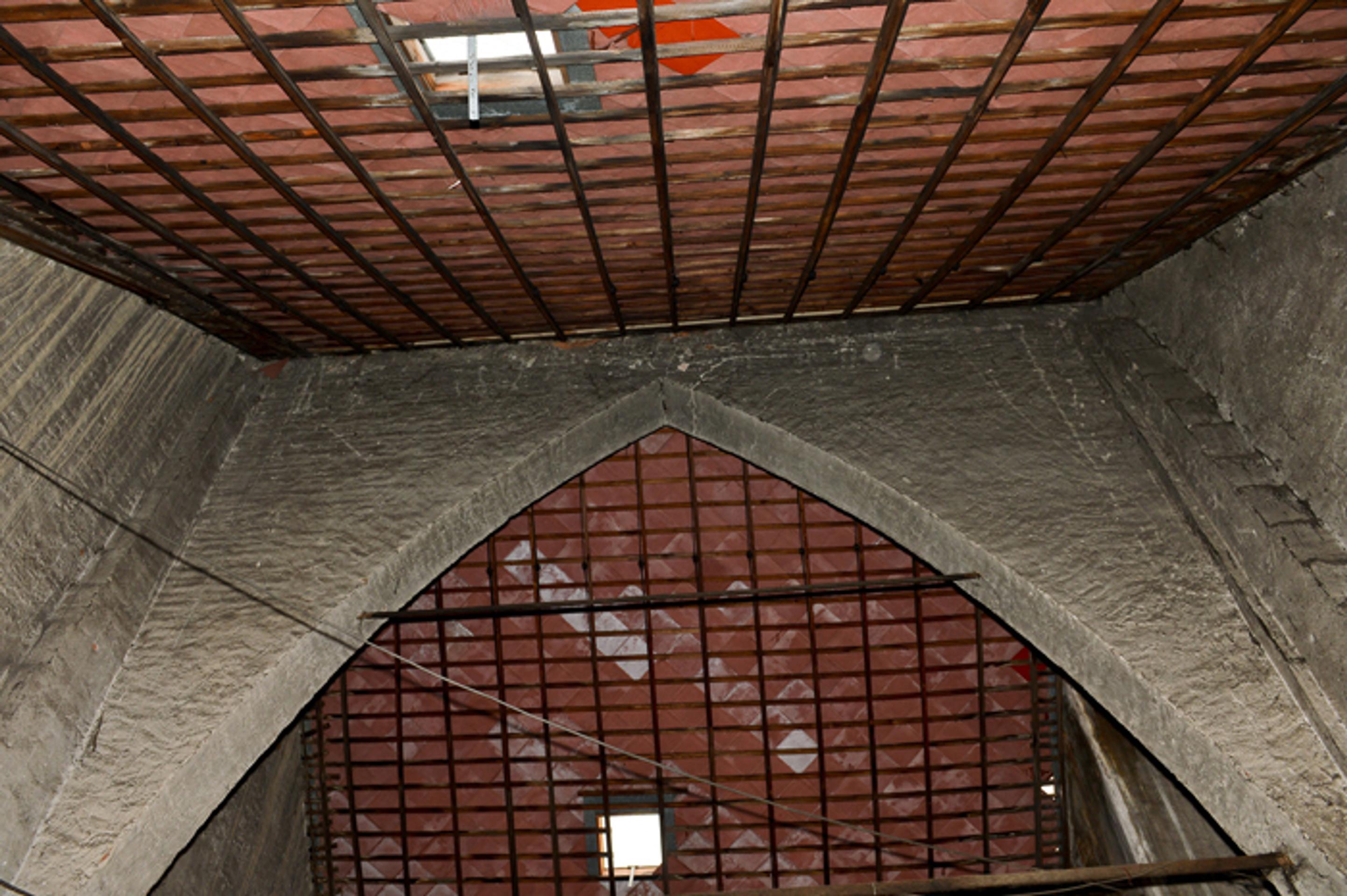 Unikátna zavesená reťazová strecha z kujného železa v Banskej Bystrici.