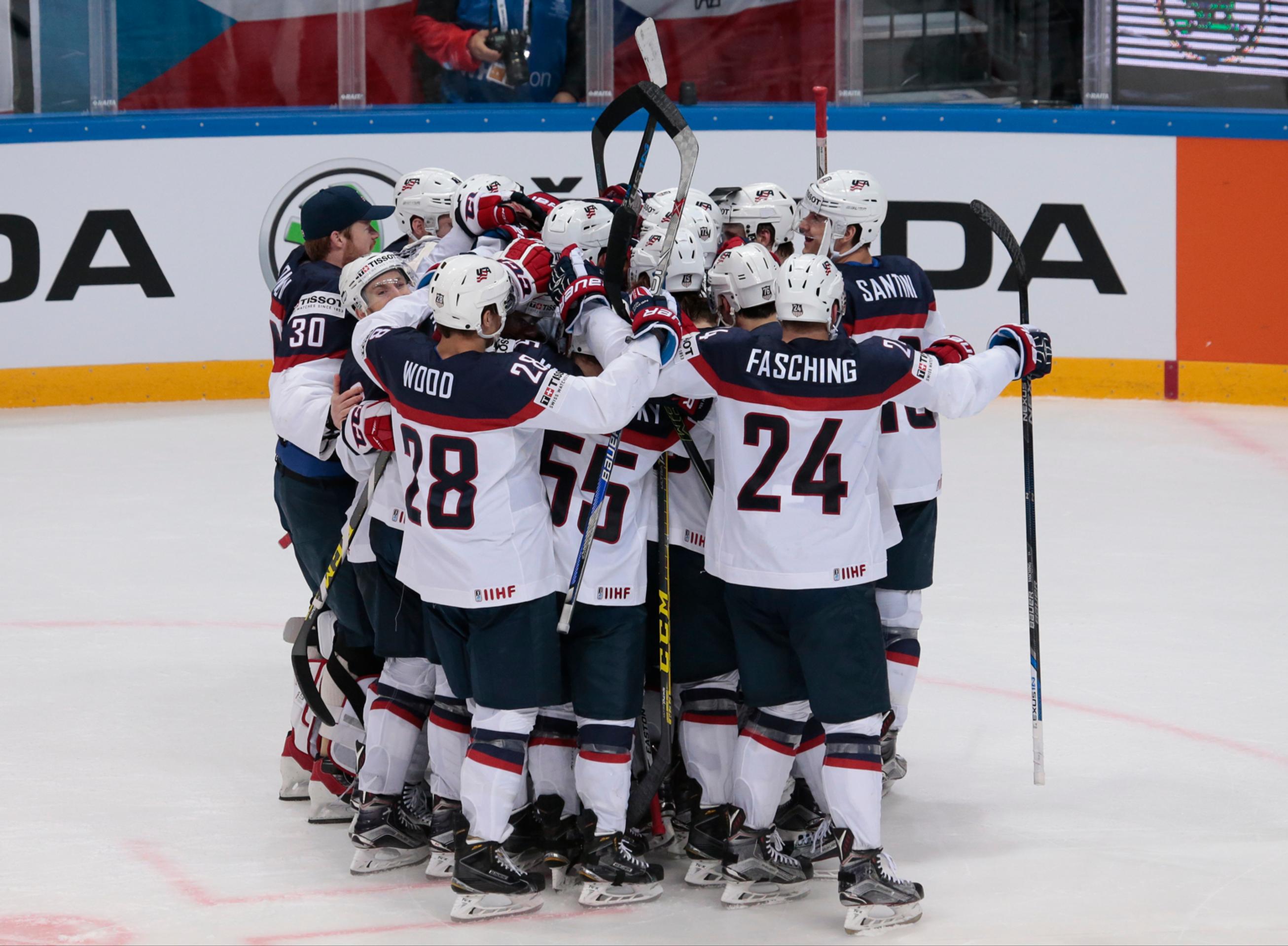 Americkí hokejisti sa tešia po výhre 2:1 nad výberom Českej republiky po predĺžení a samostatných nájazdoch vo štvrťfinále MS v 