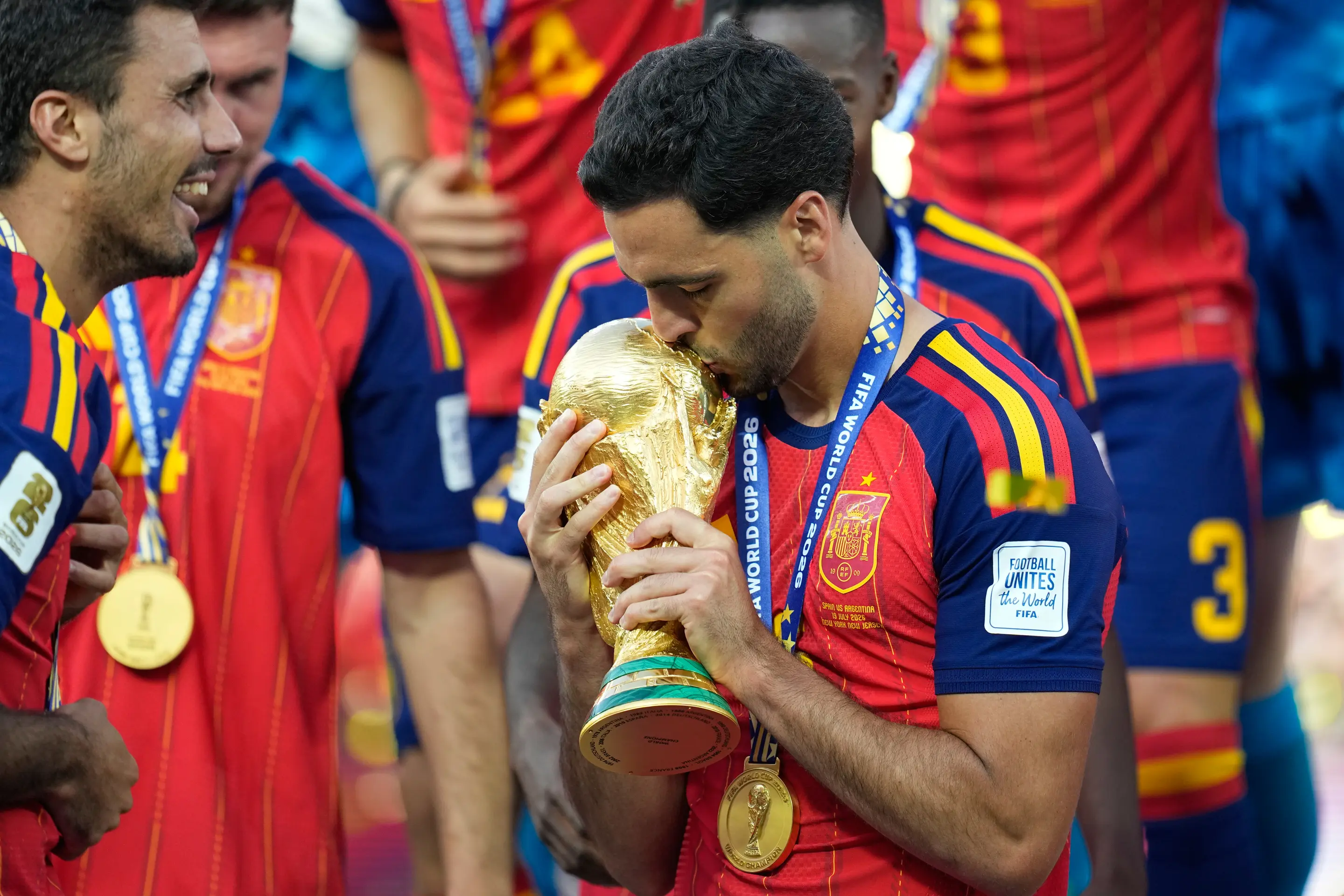 Mikel Merino bozkáva majstrovskú trofej. 