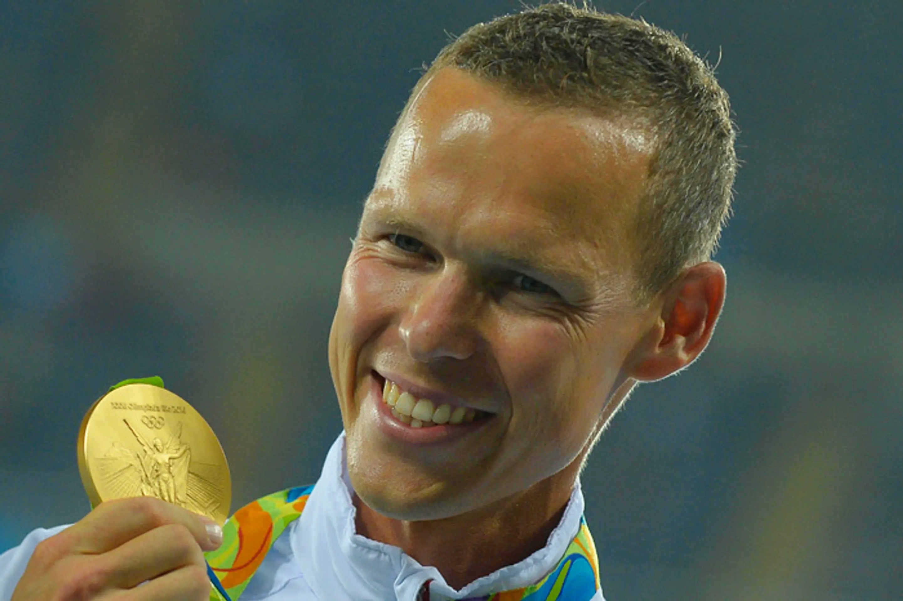 Matej Tóth pózuje so zlatou medailou v Riu.
