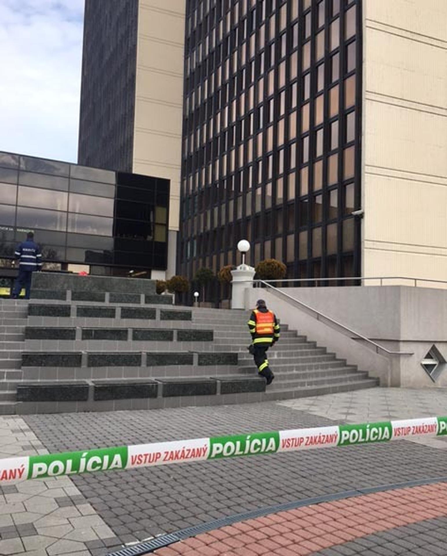 Polícia uzatvorila vstup do budovy.