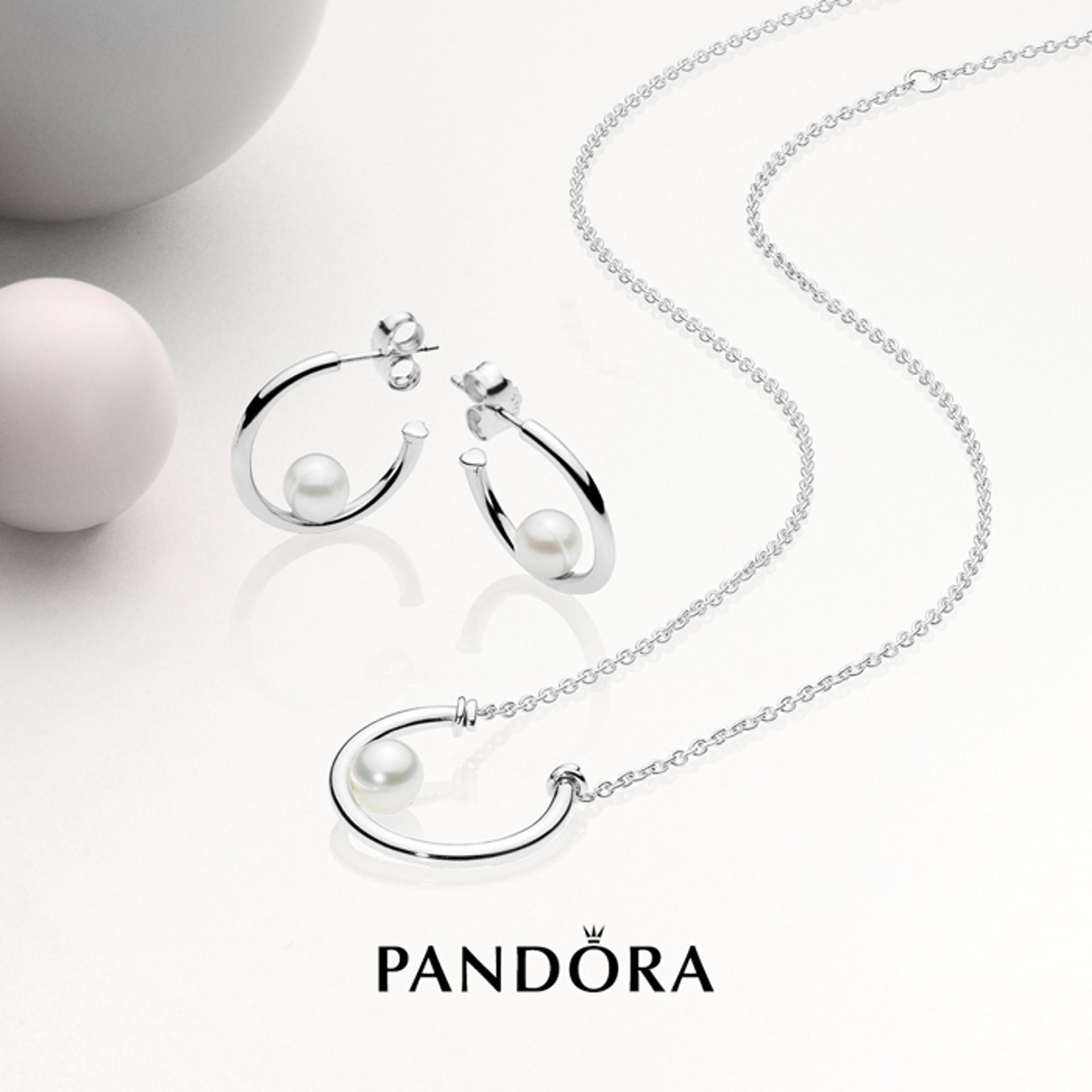 Naušnice a náhrdelník z novej kolekcie Purely PANDORA.