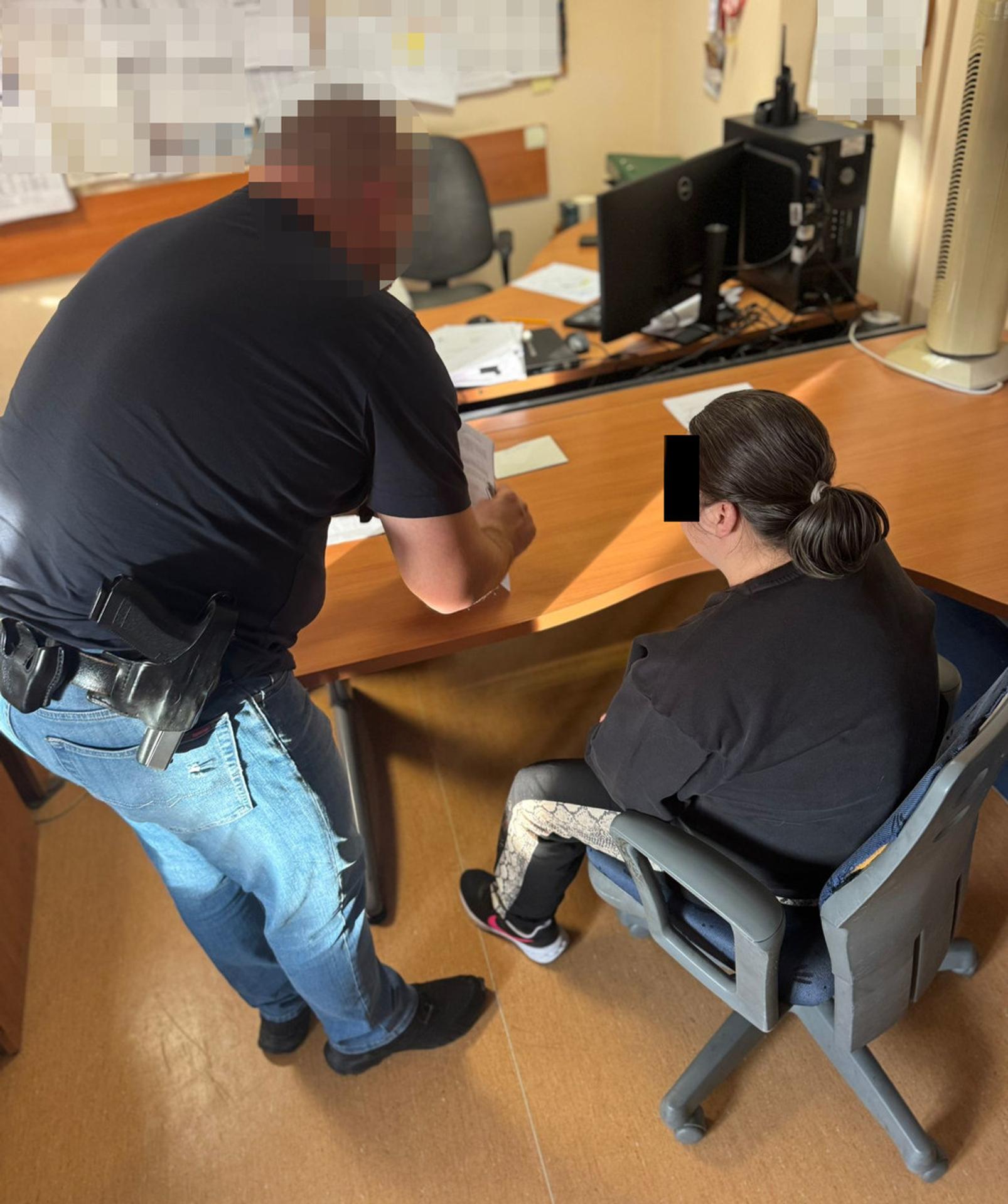 Polícia obvinila ženu a jej 17-ročného syna.