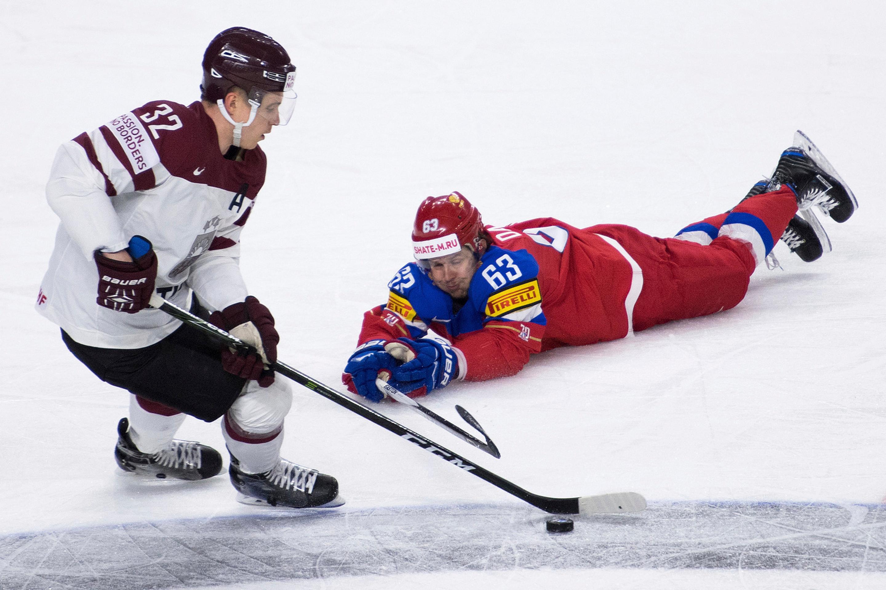 Arturs Kulda (vľavo) z Lotyšska uniká v dueli MS 2017 Rusovi Jevgenijovi Dadonovi.