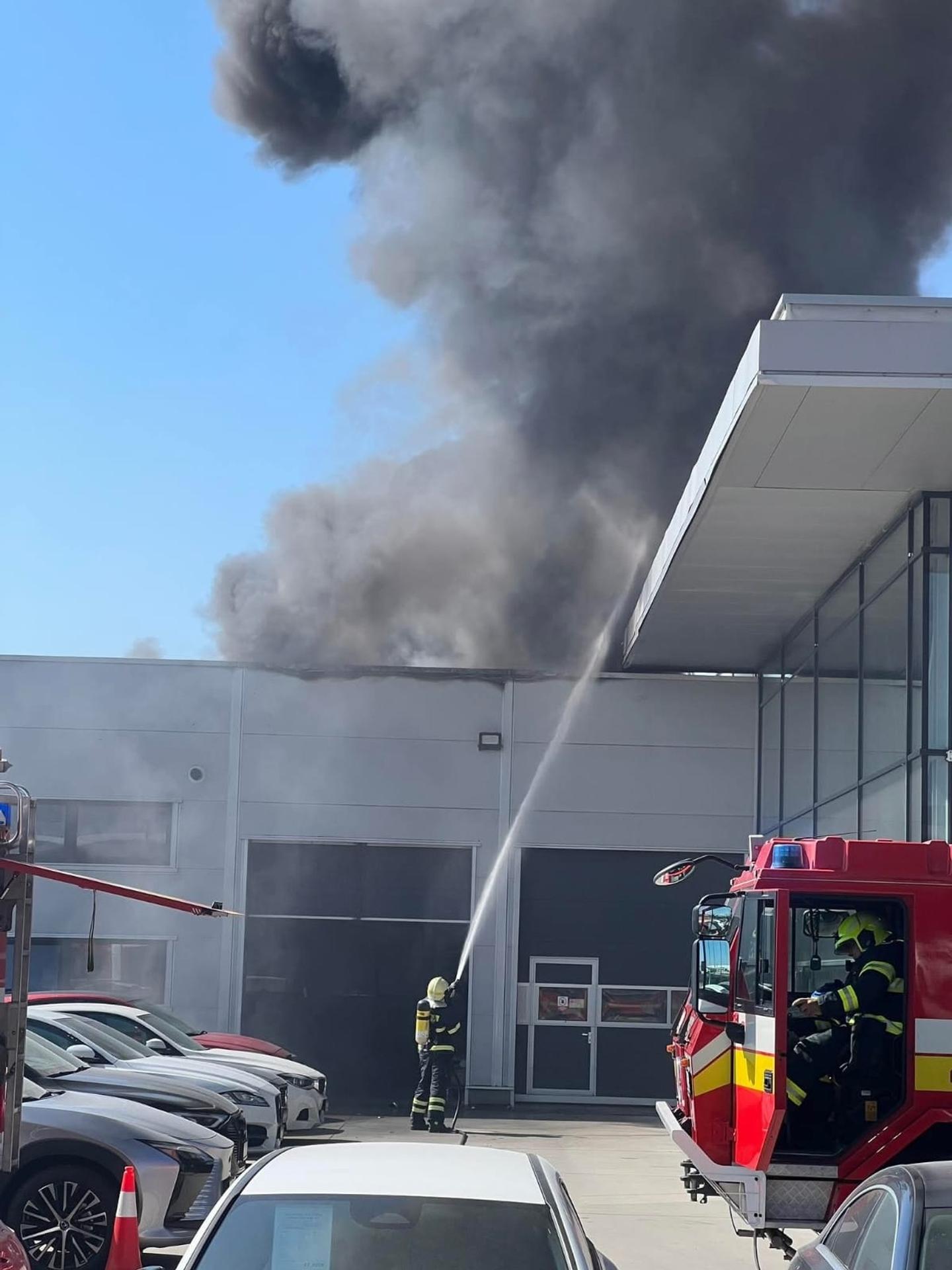 V Dunajskej Strede sa vznietila strecha predajne áut