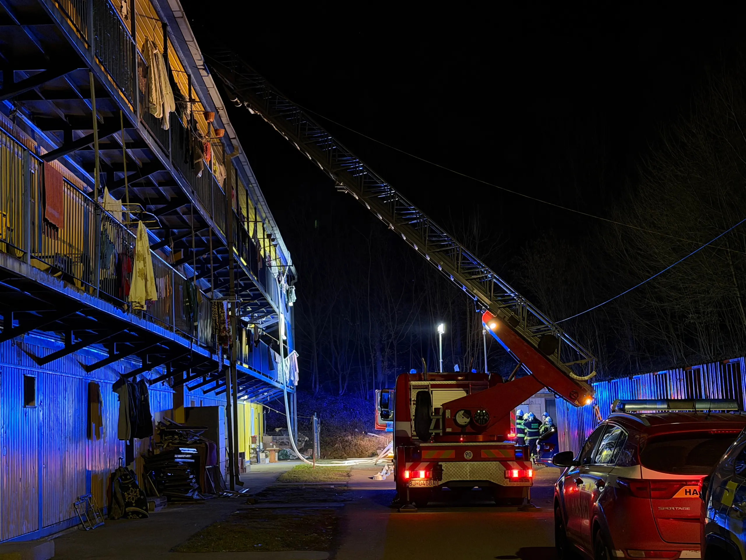 Hasiči aktuálne zasahujú pri požiari bytového domu vo Svidníku.