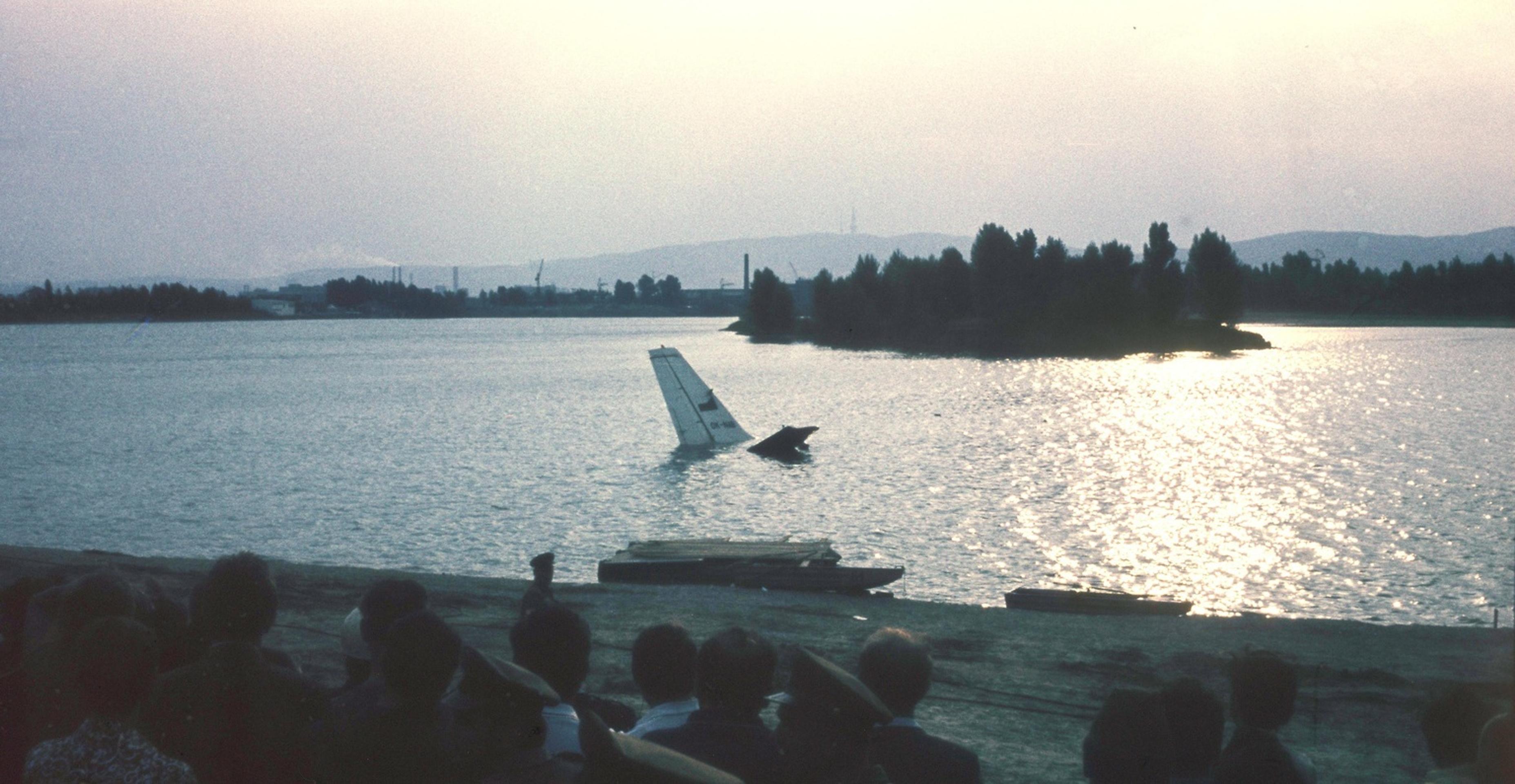 Na snímke pri brehu už bolo vidieť identifikačné znaky a československú vlajku na zadnom krídle..jpg