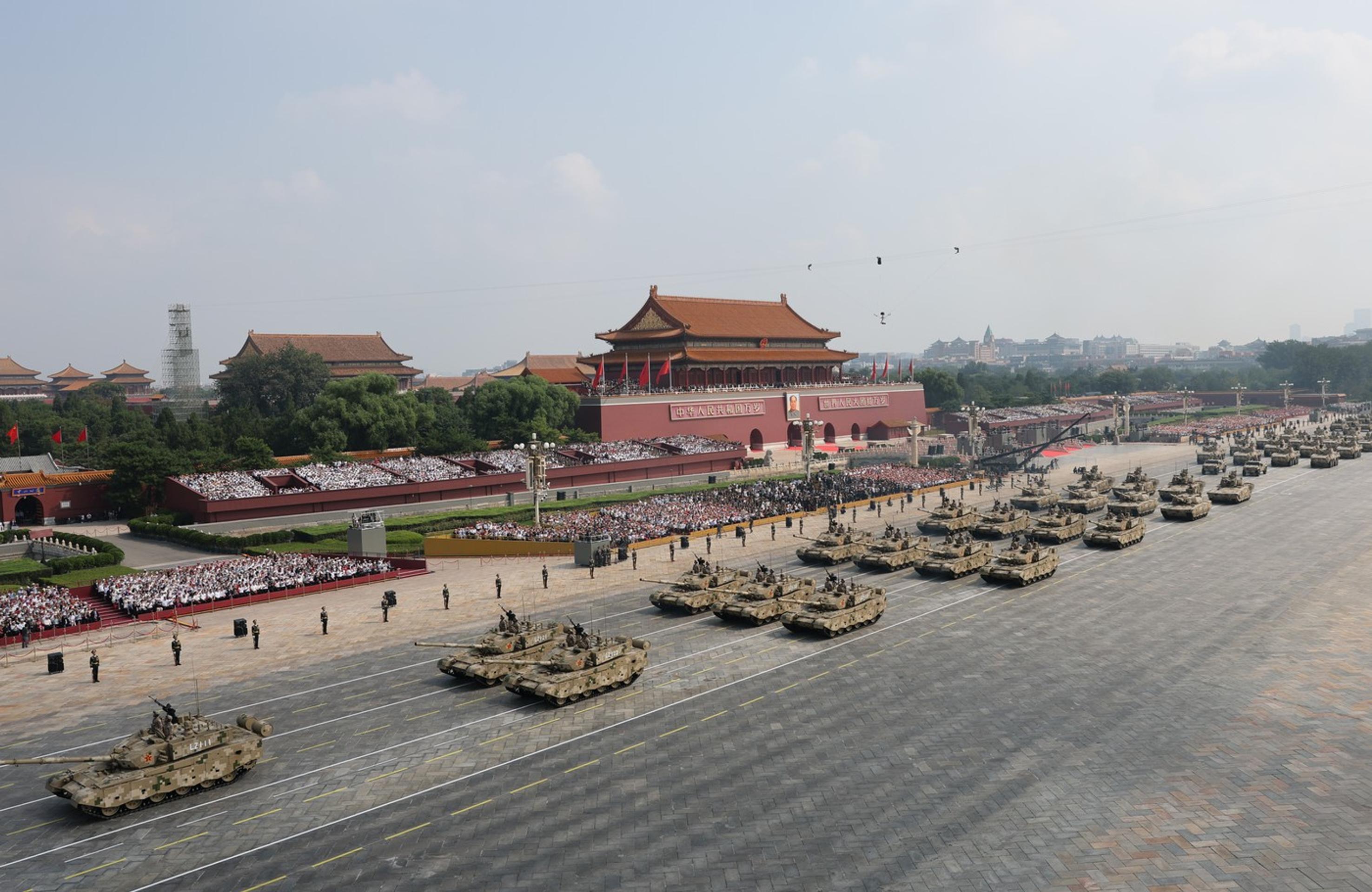 Čínske tanky a bojové vozidlá na vojenskej prehliadke v Pekingu.