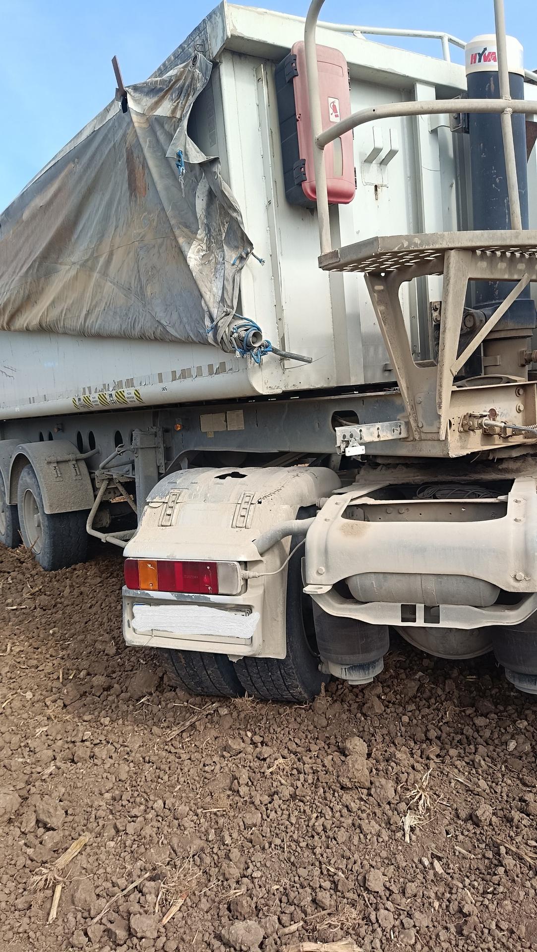 Na úseku pondelkovej tragédie opäť havaroval kamión