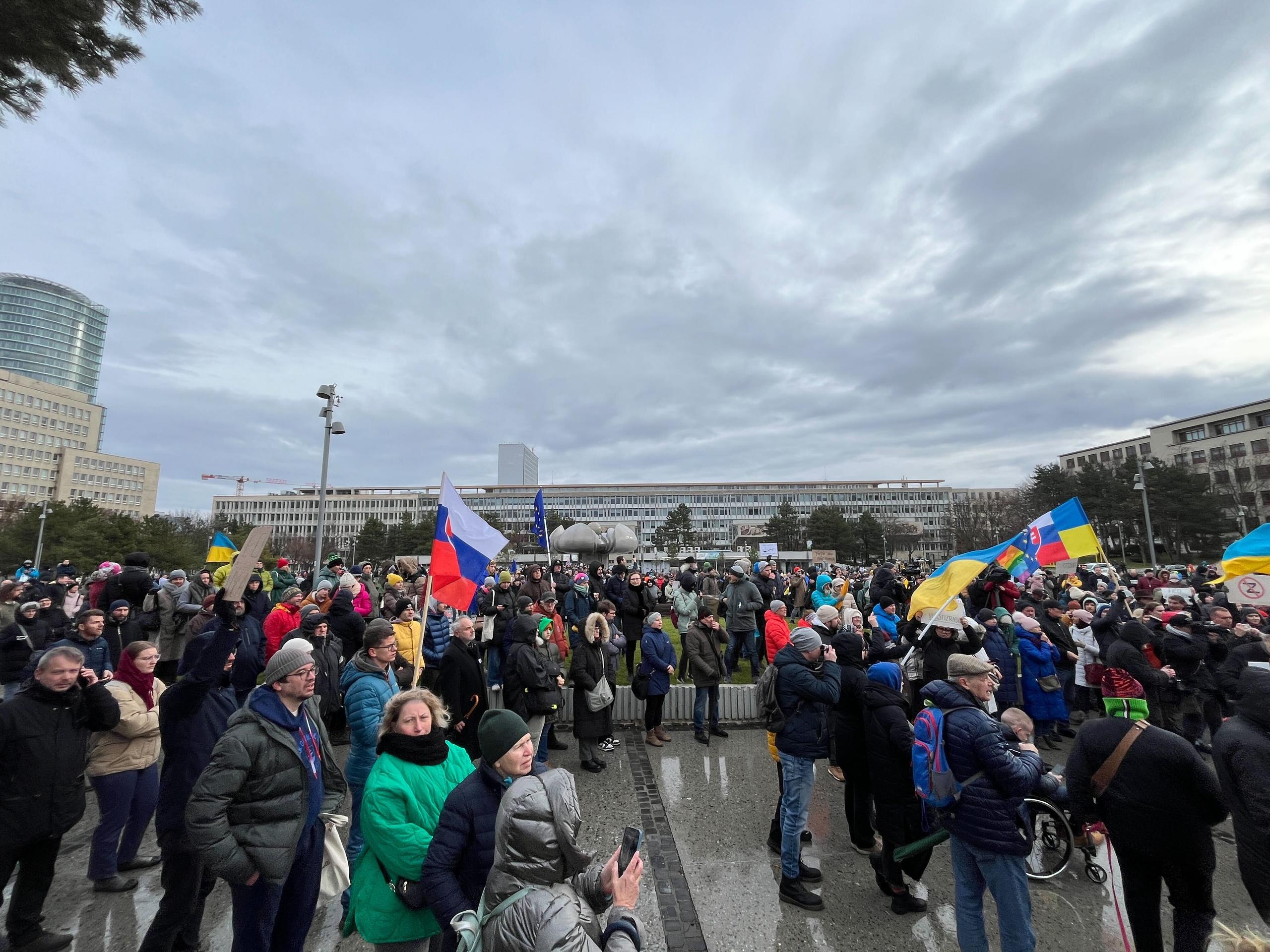 Protest proti nedeľnej (22. 12.) návšteve predsedu vlády SR Roberta Fica (Smer-SD) v Moskve na Námestí slobody v Bratislave v pondelok 23. decembra 2024.