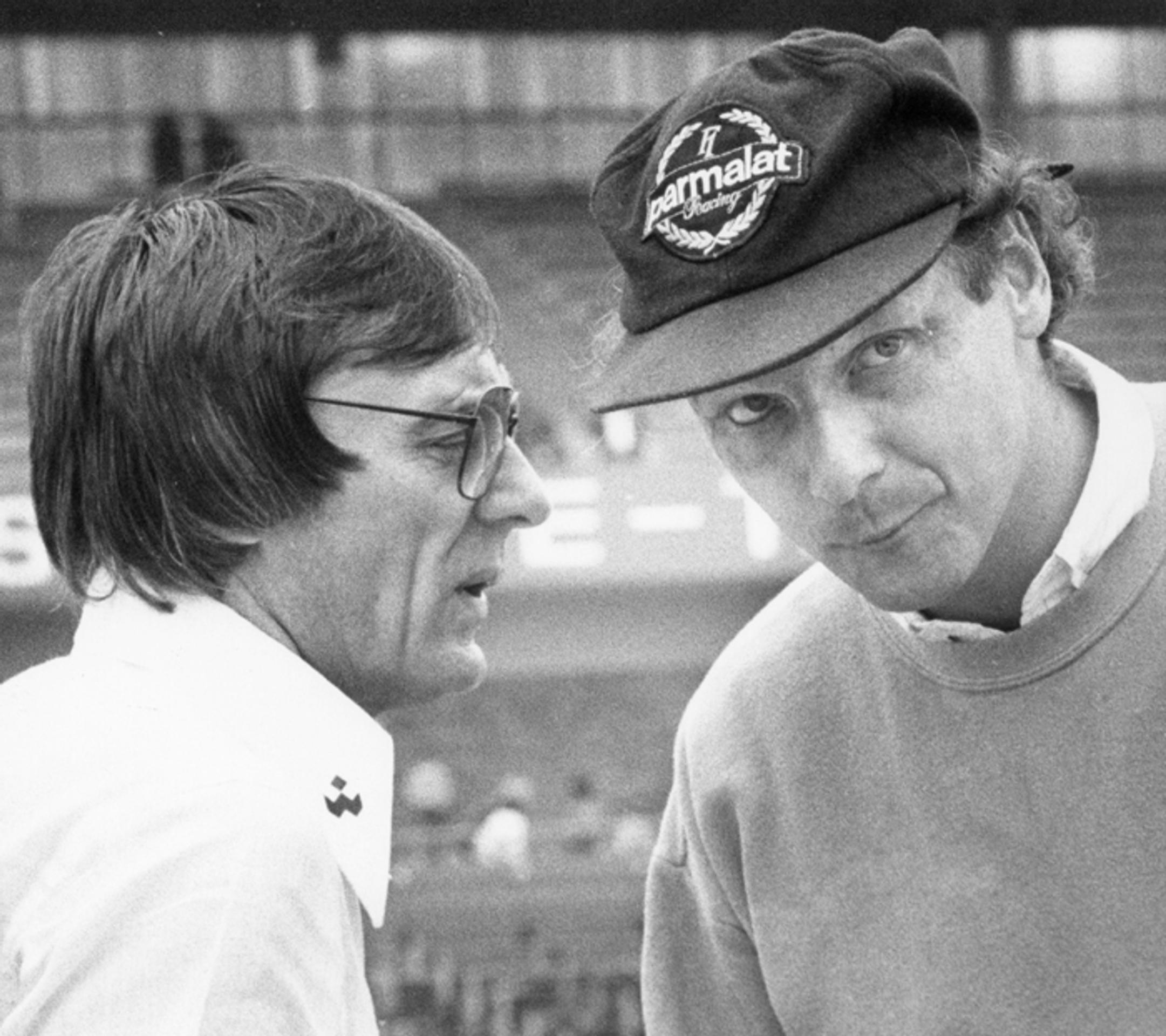 Na archívne snímke z 25. júla 1998 Niki Lauda a Michael Schumacher.