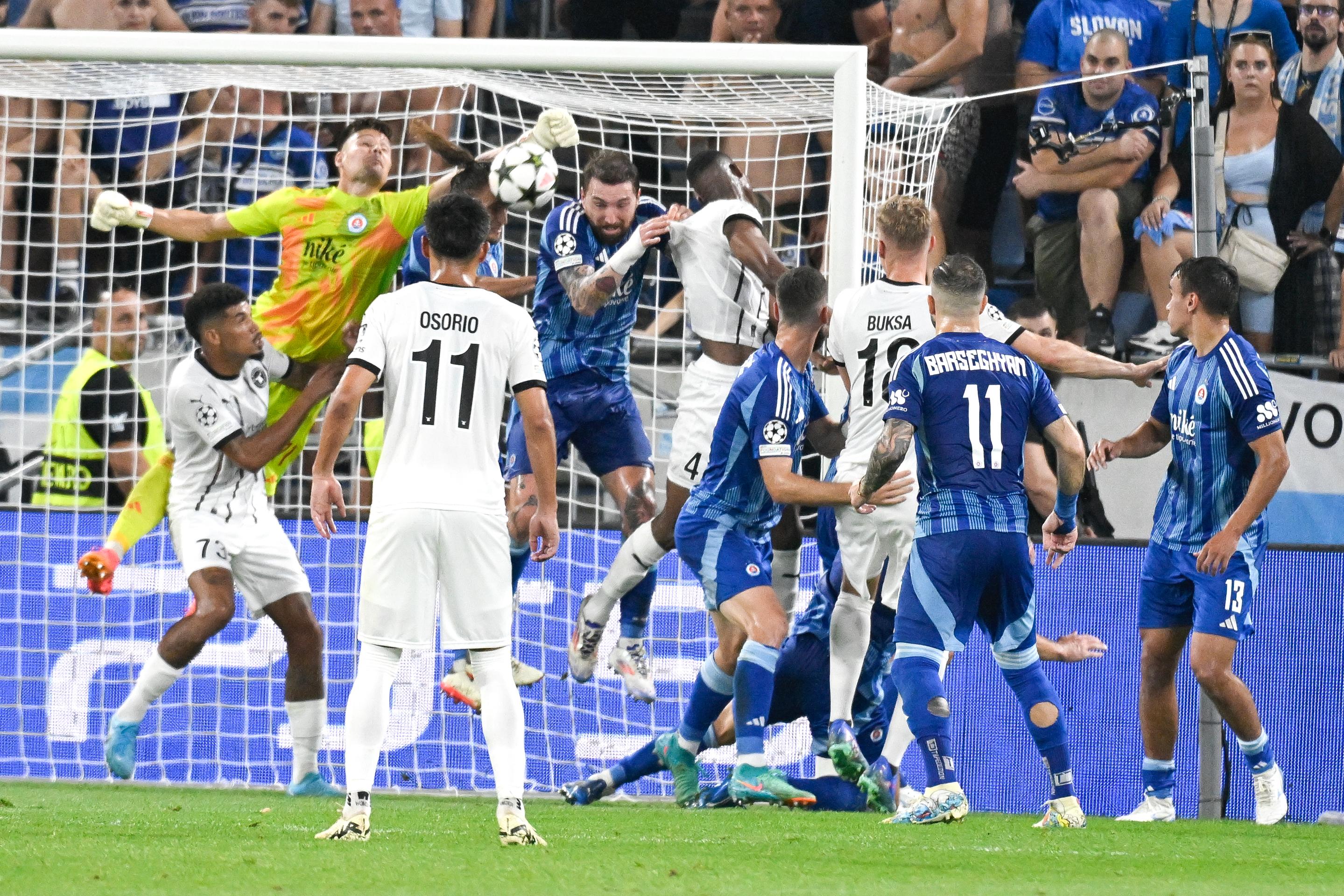 Na snímke v pozadí brankár Slovana Dominik Takáč.