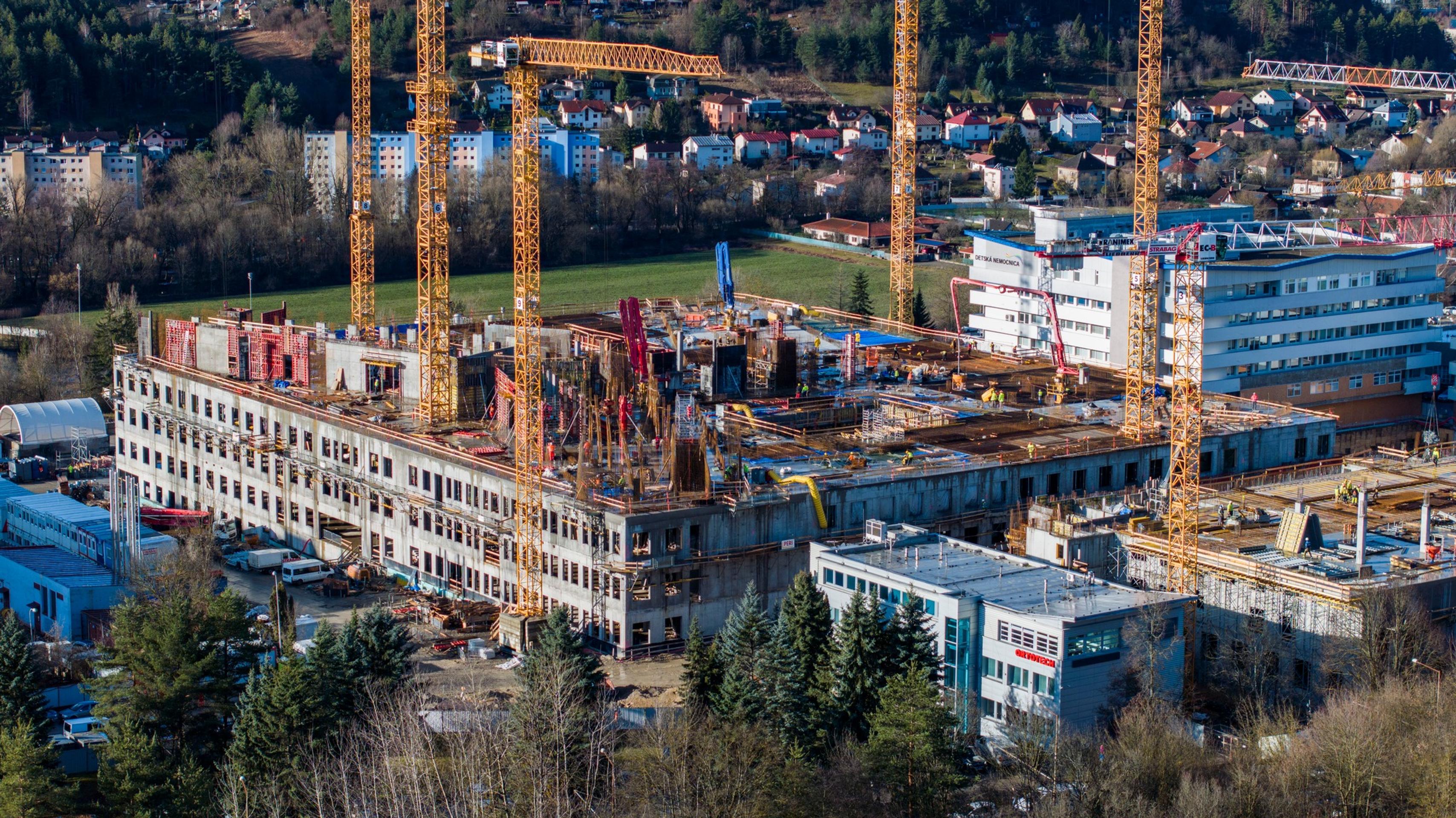 Výstavba novej nemocnice v Banskej Bystrici napreduje.