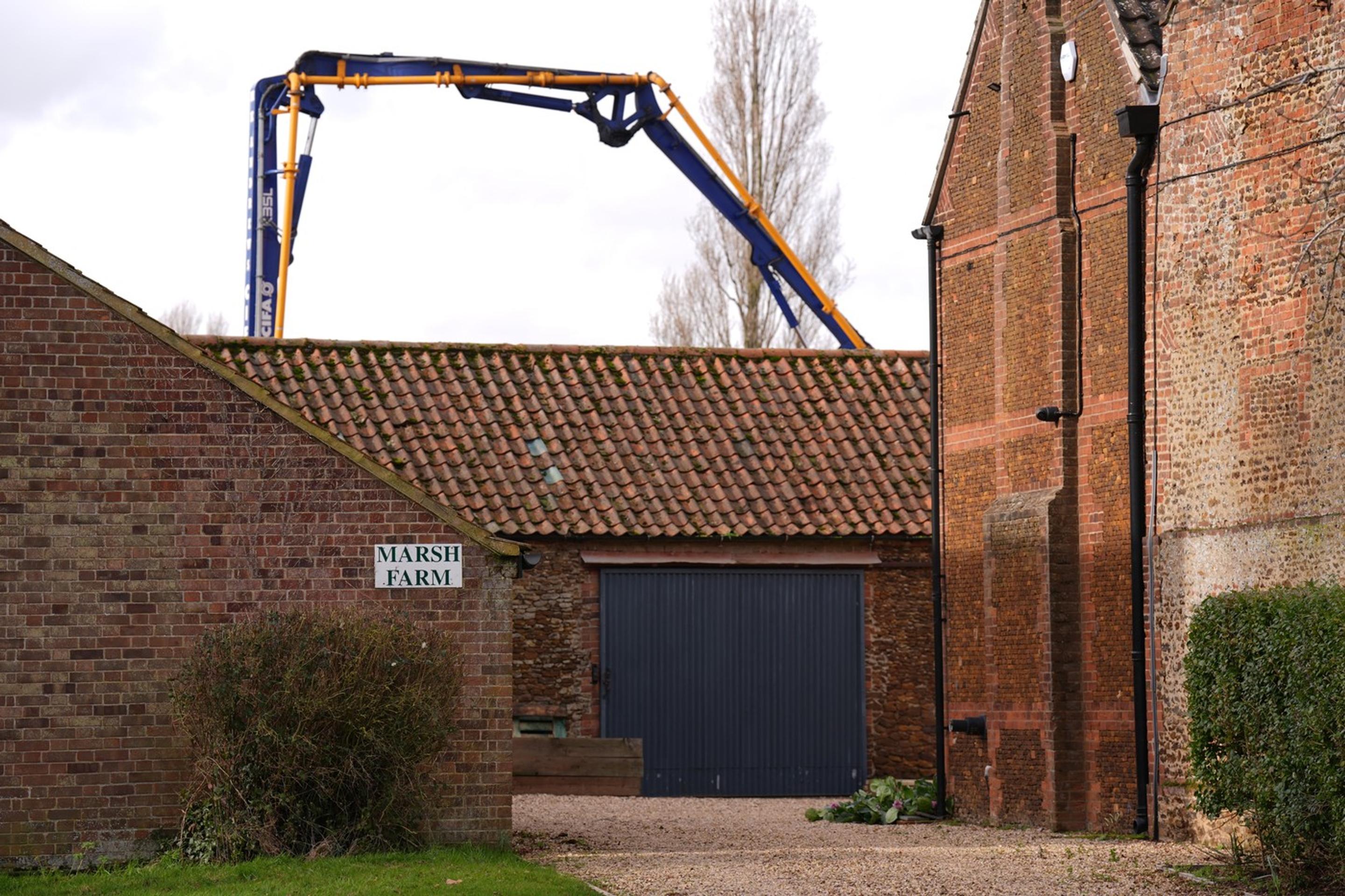 Dnes ráno prehľadala dom Andrewa Mountbattena-Windsora v Norfolku.