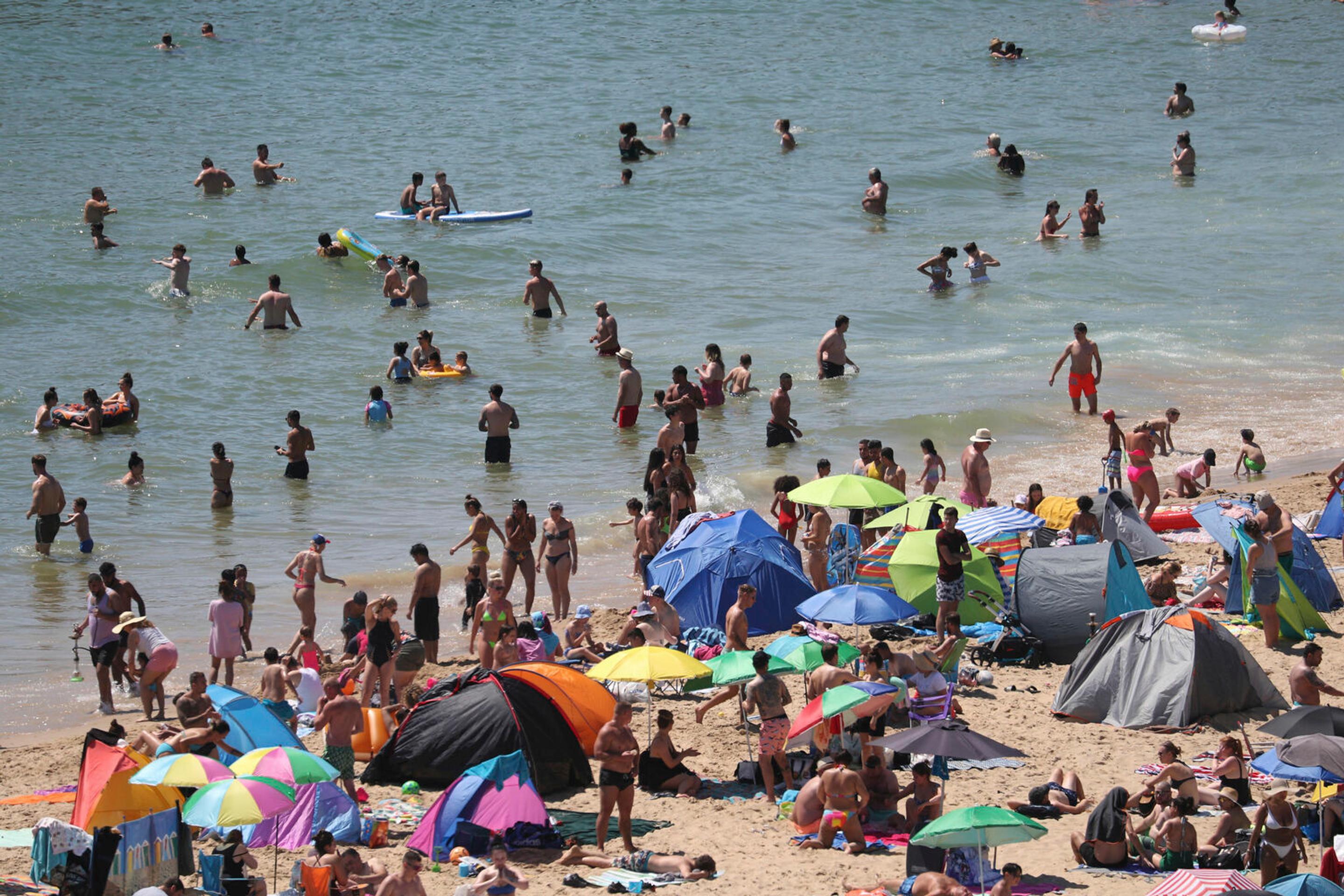 Pláž v britskom Bournemouthe doslova prská vo švíkoch.