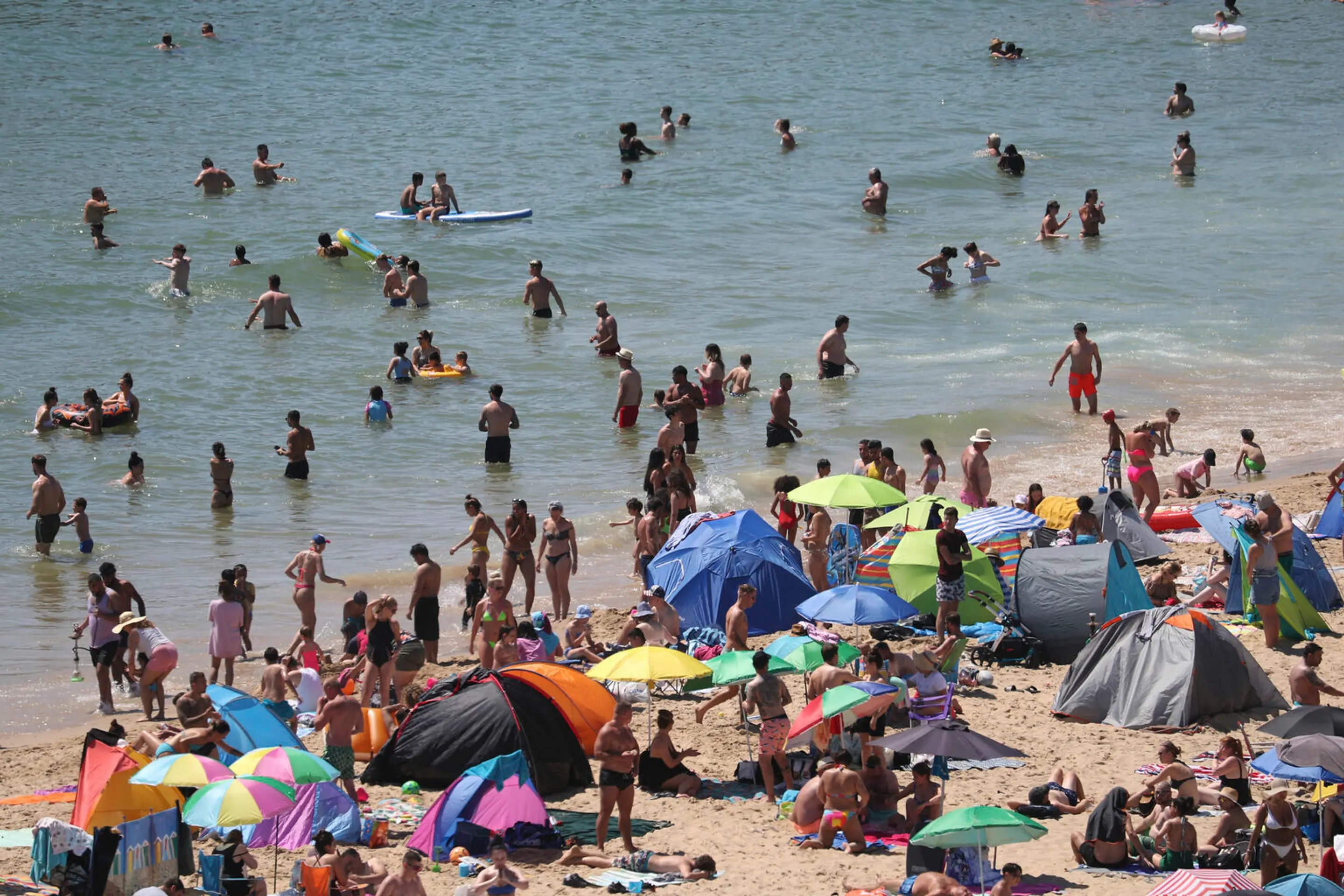 Pláž v britskom Bournemouthe doslova prská vo švíkoch.