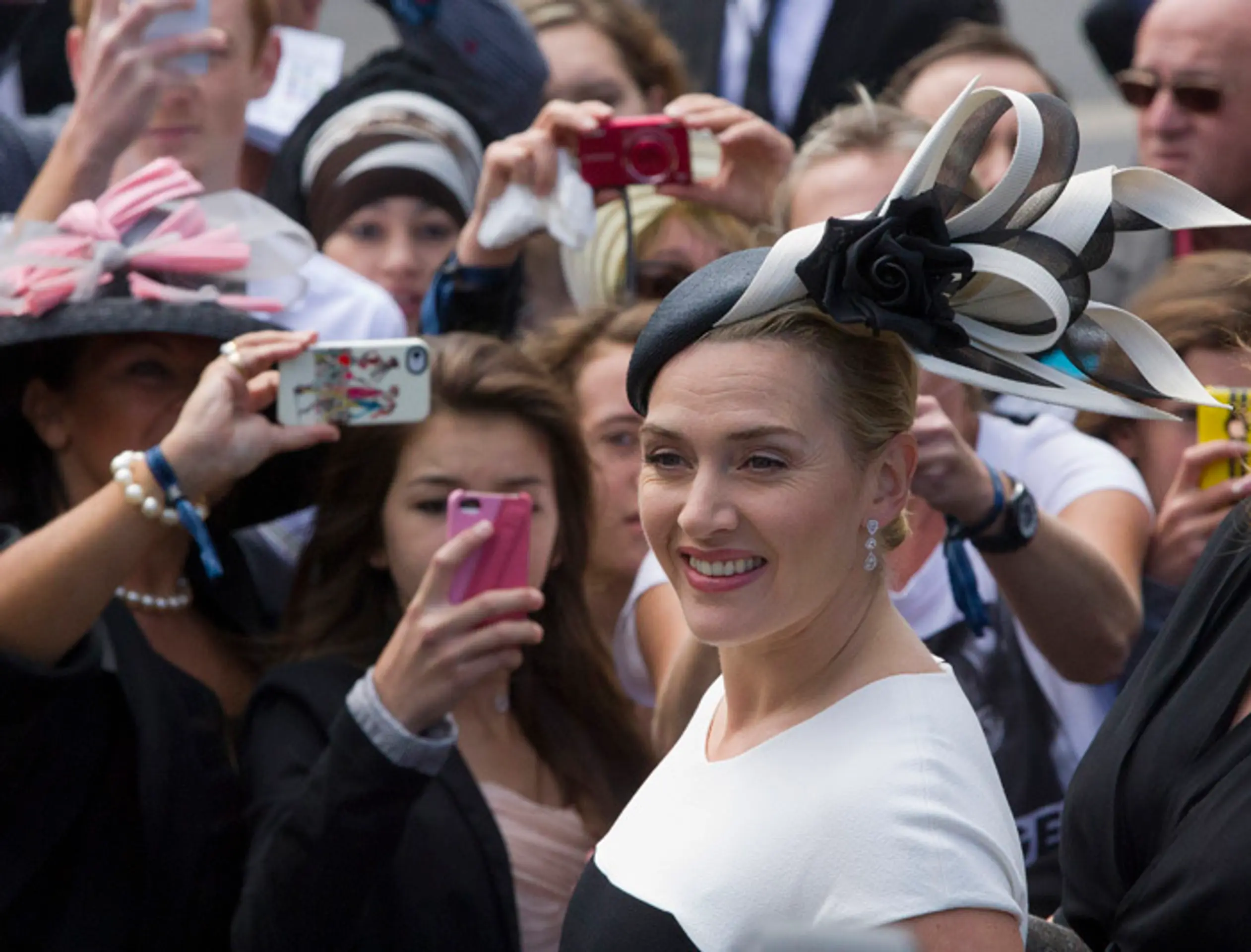 Britská herečka Kate Winsletová prichádza na najprestížnejšie dostihy kobýl vo Francúzsku Prix de Diane.