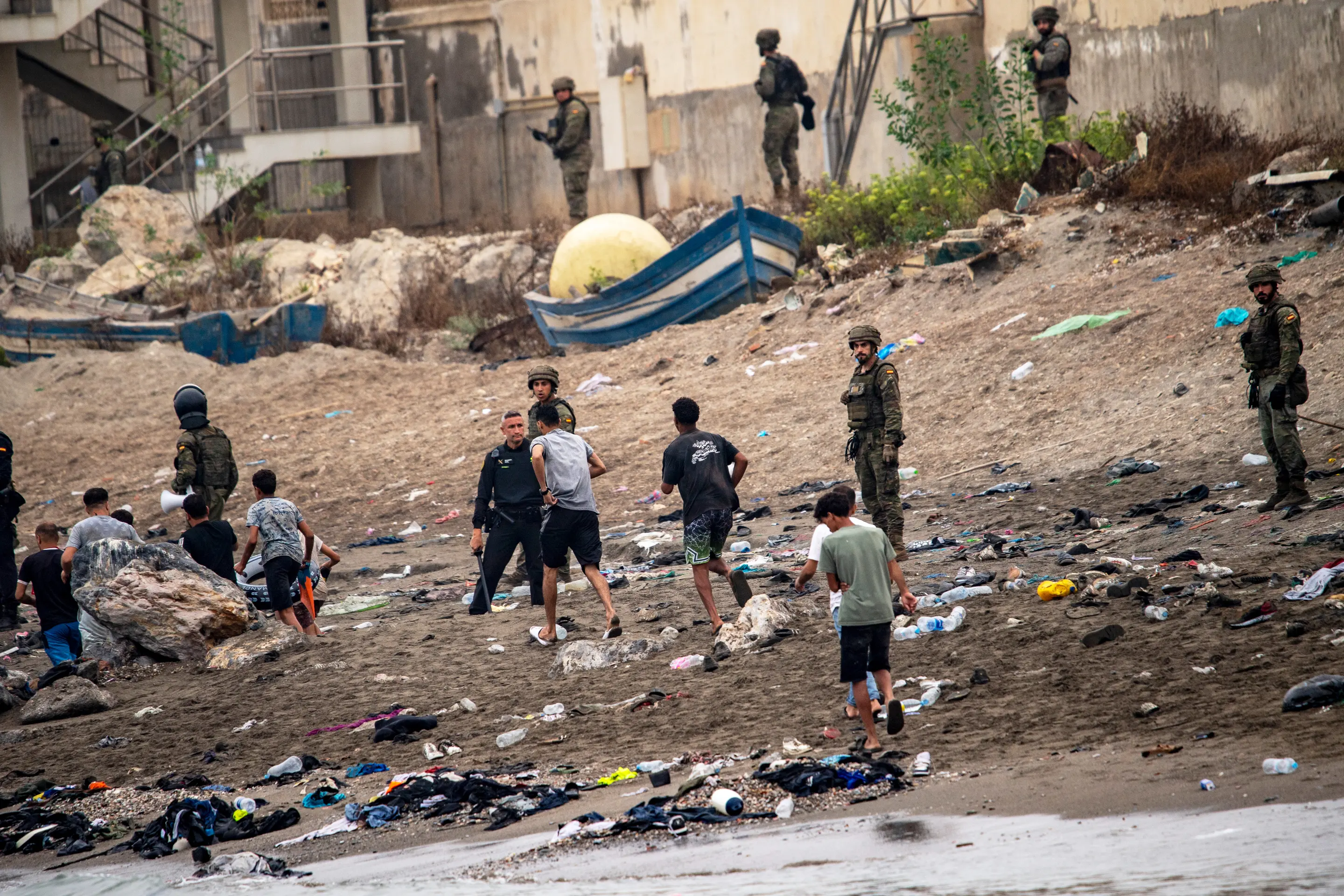 Migranti prenikajú z Maroka do španielskej enklávy Ceuta v severnej Afrike  