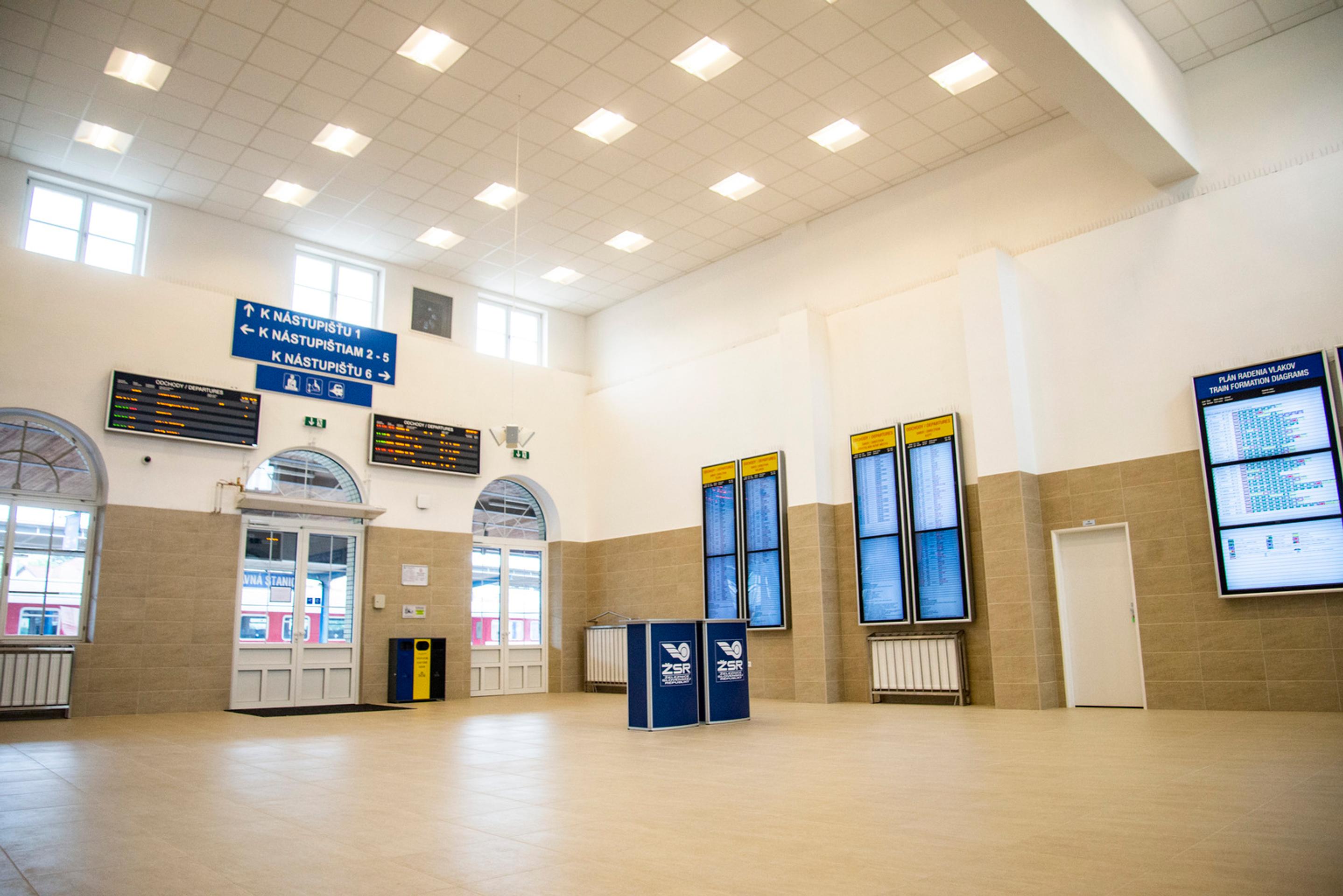 Priestory novej čakárne a vestibulu pre cestujúcich na Hlavnej stanici v Bratislave. 