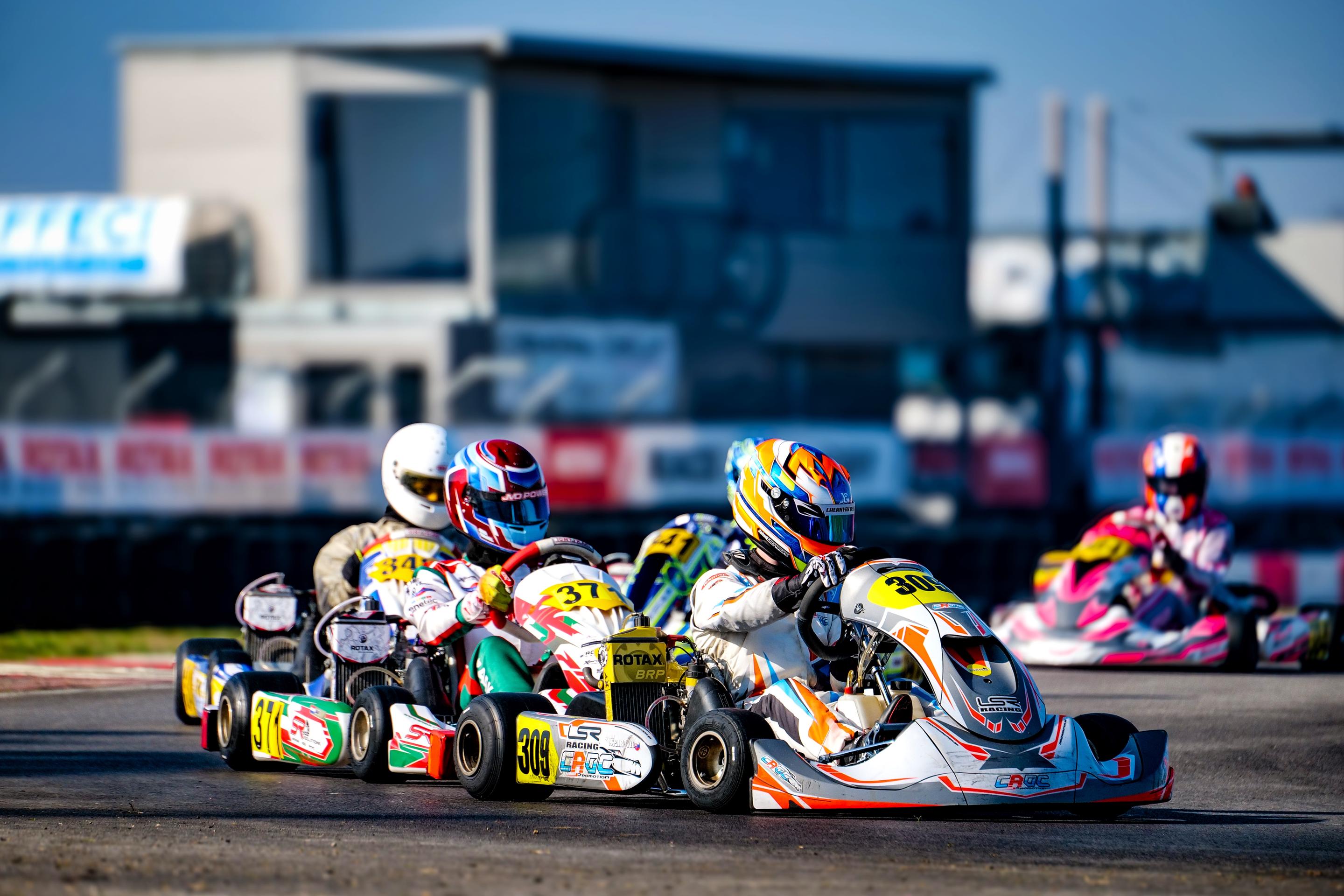 Ponuky zo sveta formuly ležia na stole.