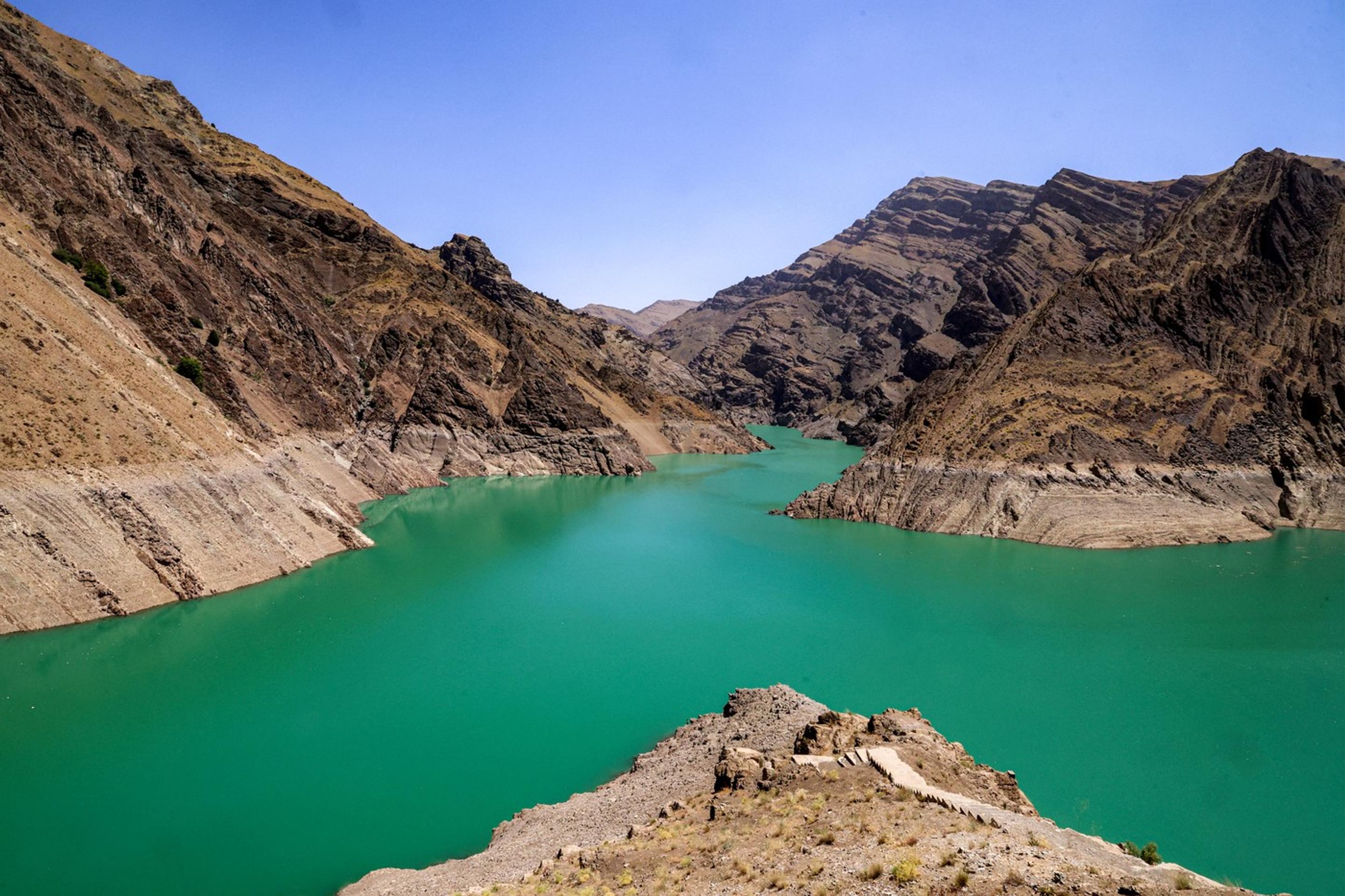 Znížená hladina vody je zachytená na fotografii v nádrži za priehradou Amir Kabir na rieke Karaj v pohorí Alborz na severe Iránu.