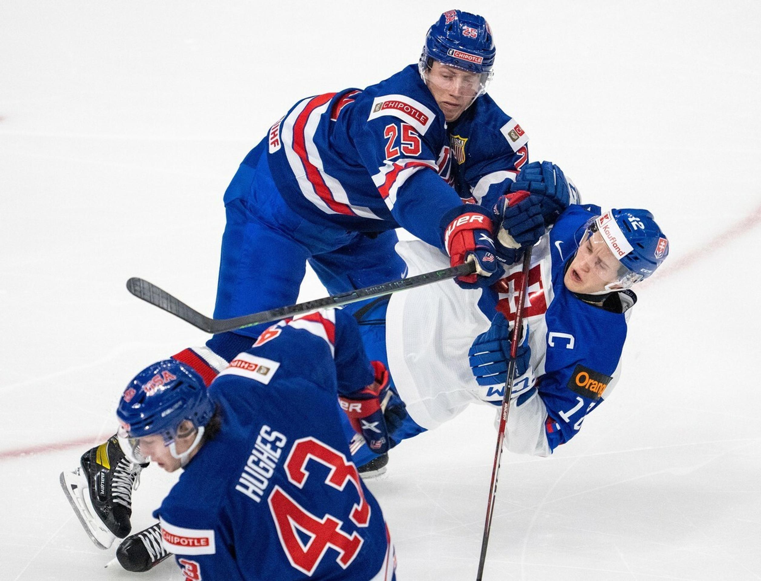 Sprava kapitán Slovenska Samuel Kňažko a Američan Tyler Kleven na MS juniorov 2022.