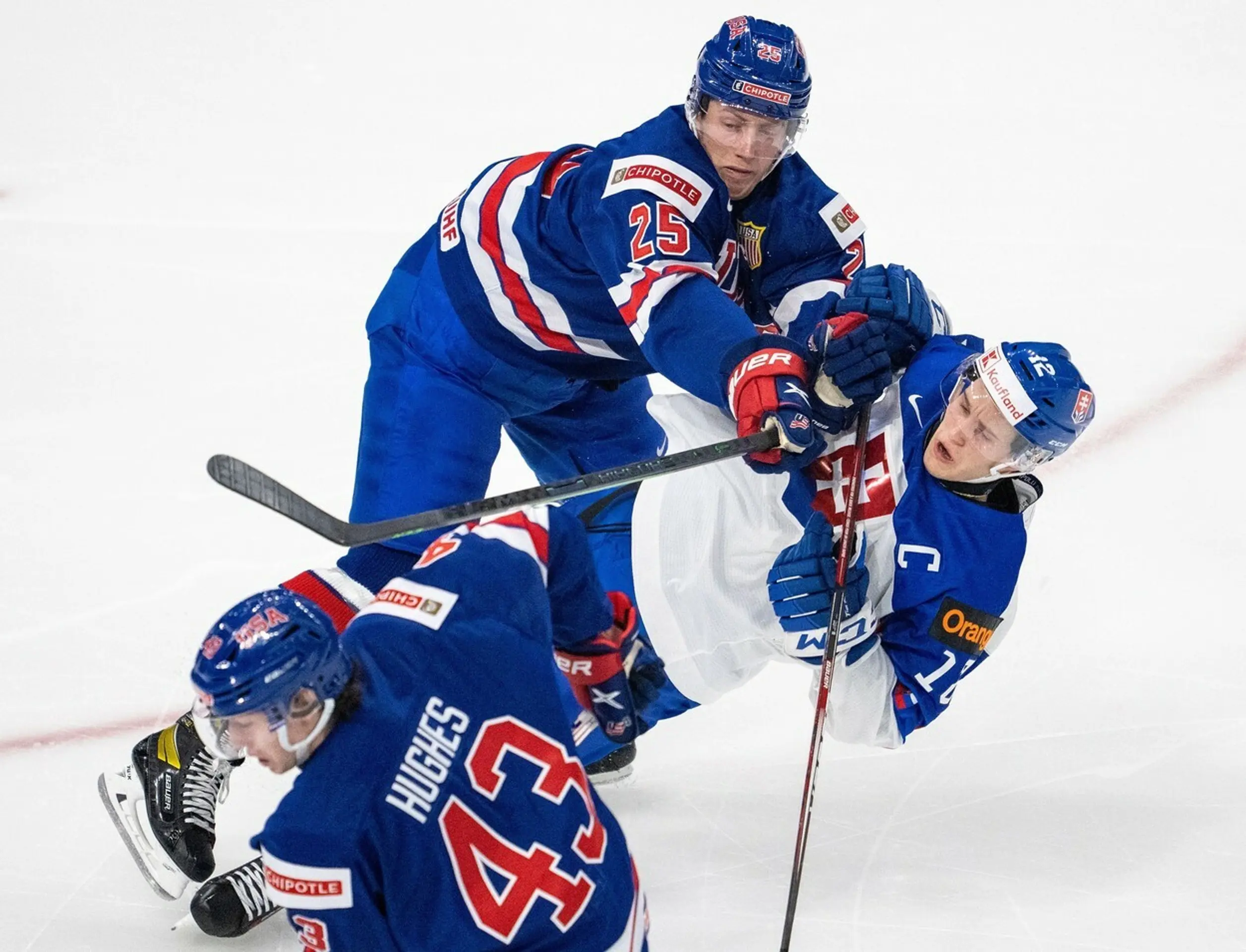 Sprava kapitán Slovenska Samuel Kňažko a Američan Tyler Kleven na MS juniorov 2022.