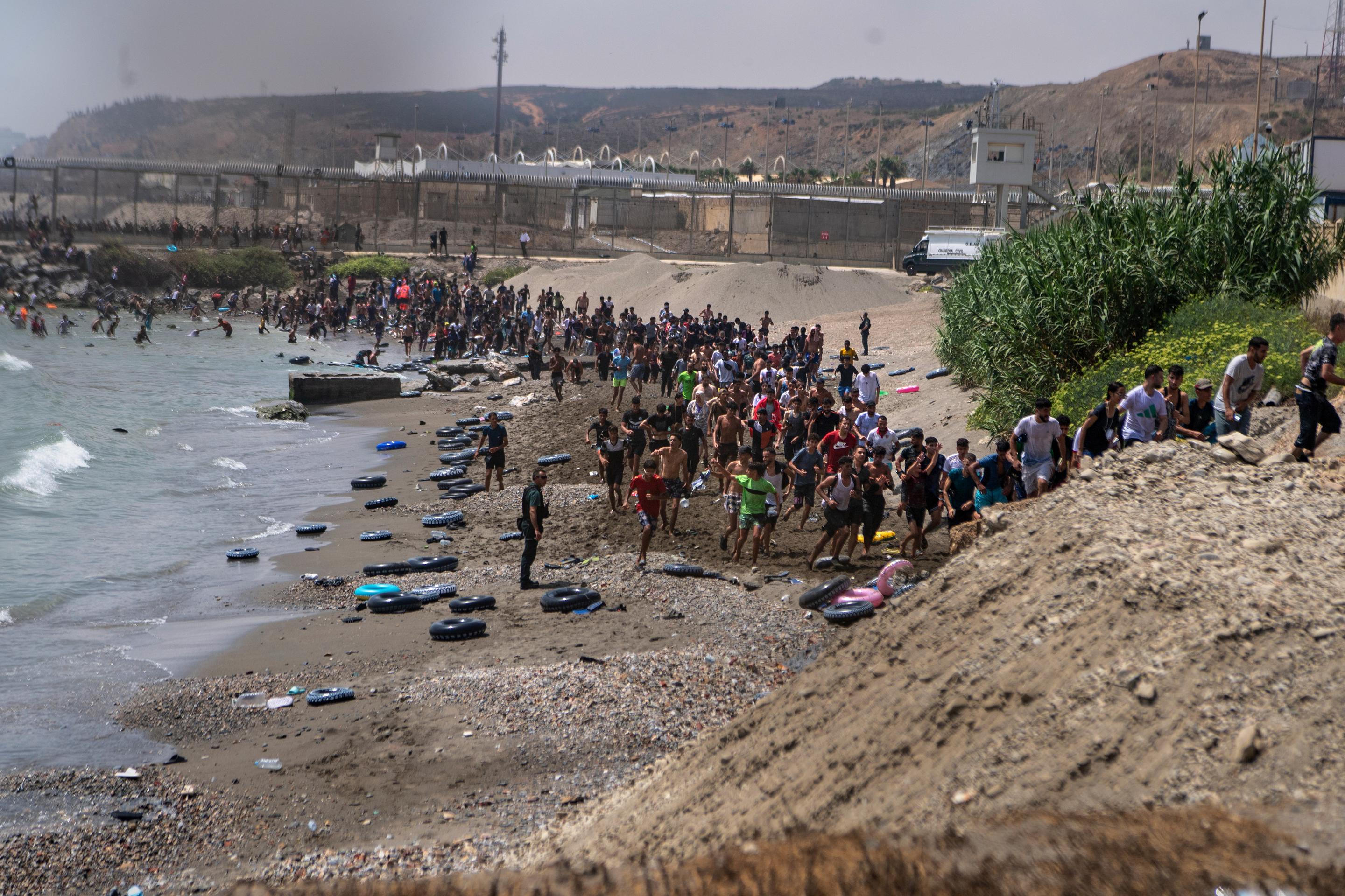 Migranti prenikajú z Maroka do španielskej enklávy Ceuta v severnej Afrike