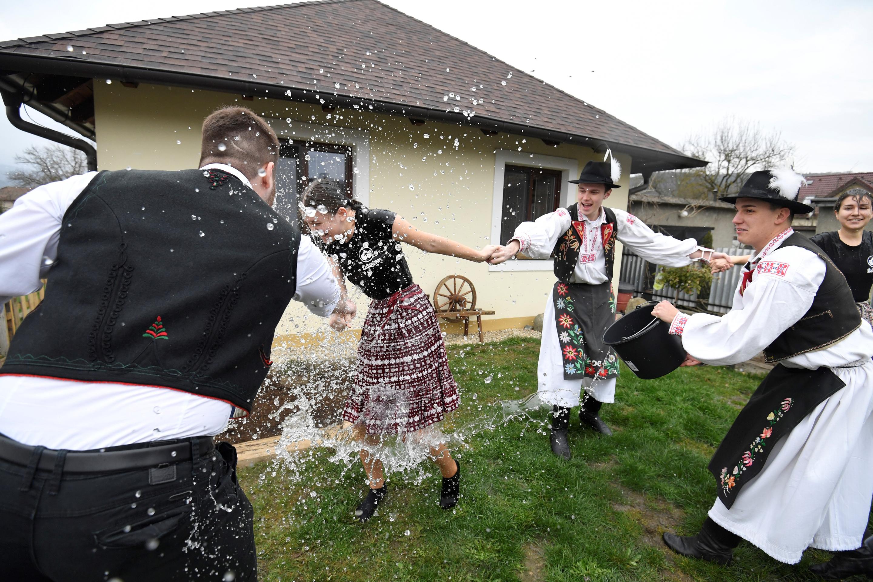 Tradičná oblievačka v obci Družstevná pri Hornáde.
