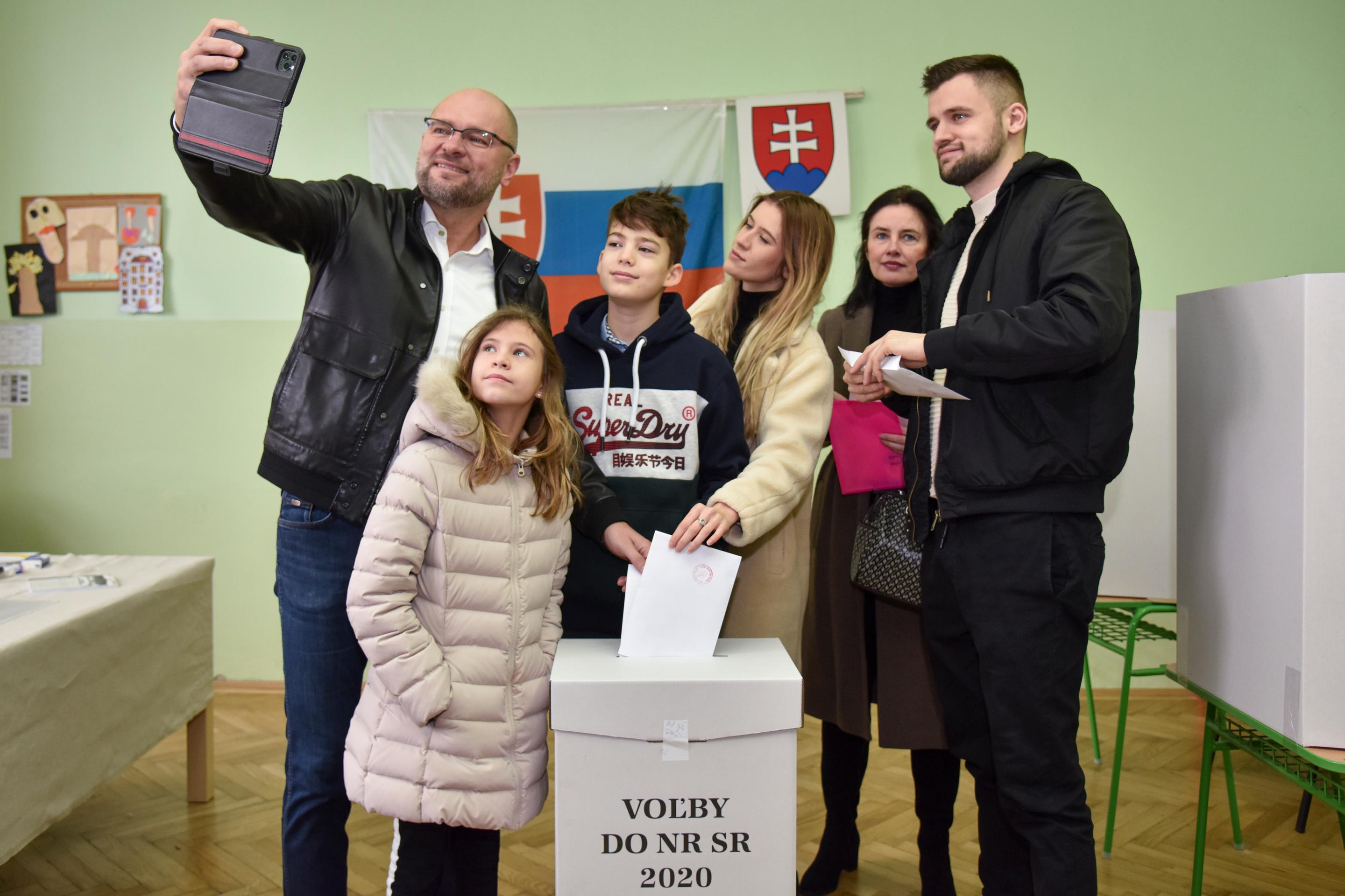 Richard Sulík vhadzuje hlasovací lístok spolu s rodinou počas volieb do NRSR (29.2.2020)