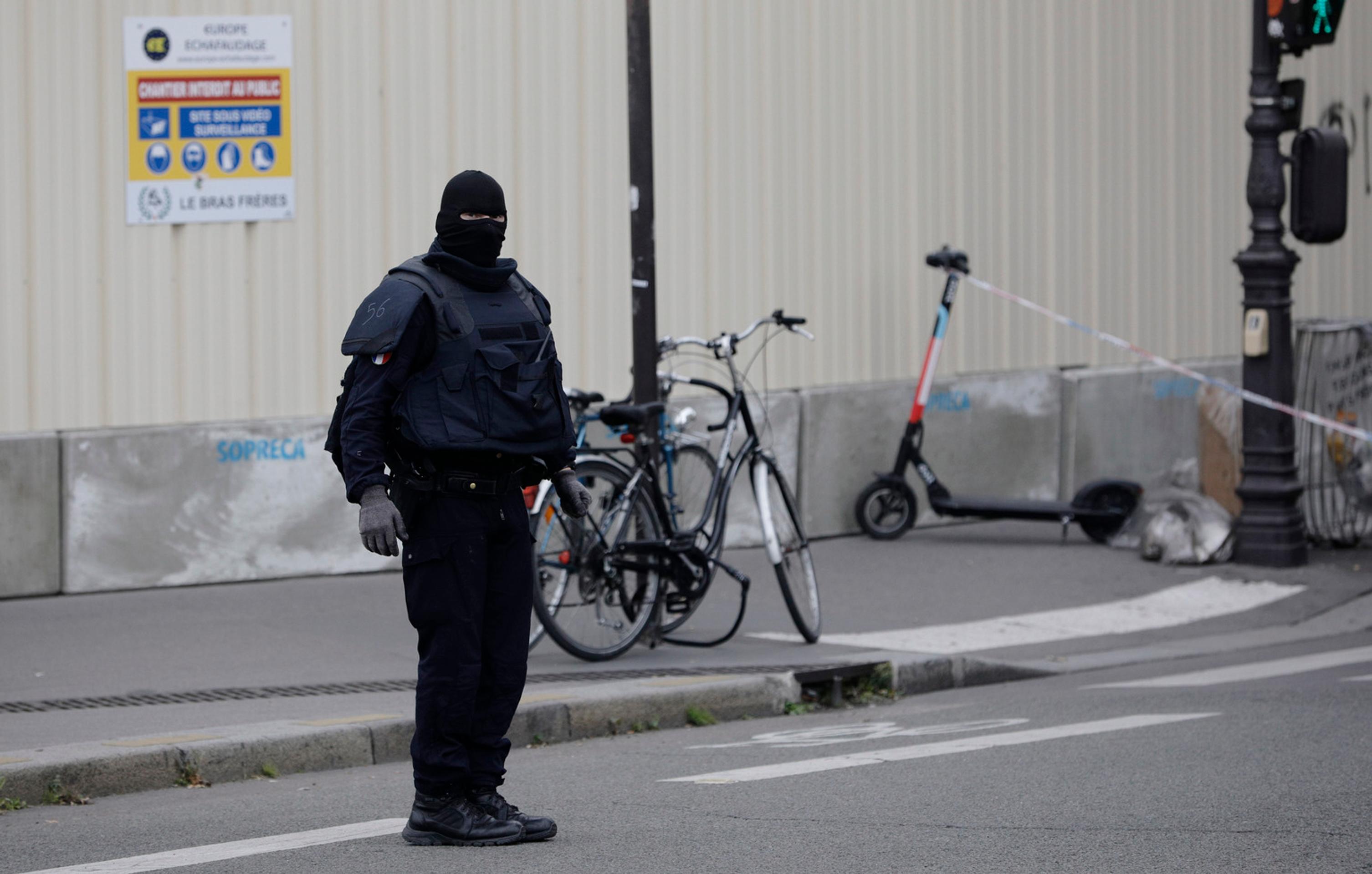 Útočník zabil štyroch policajtov.