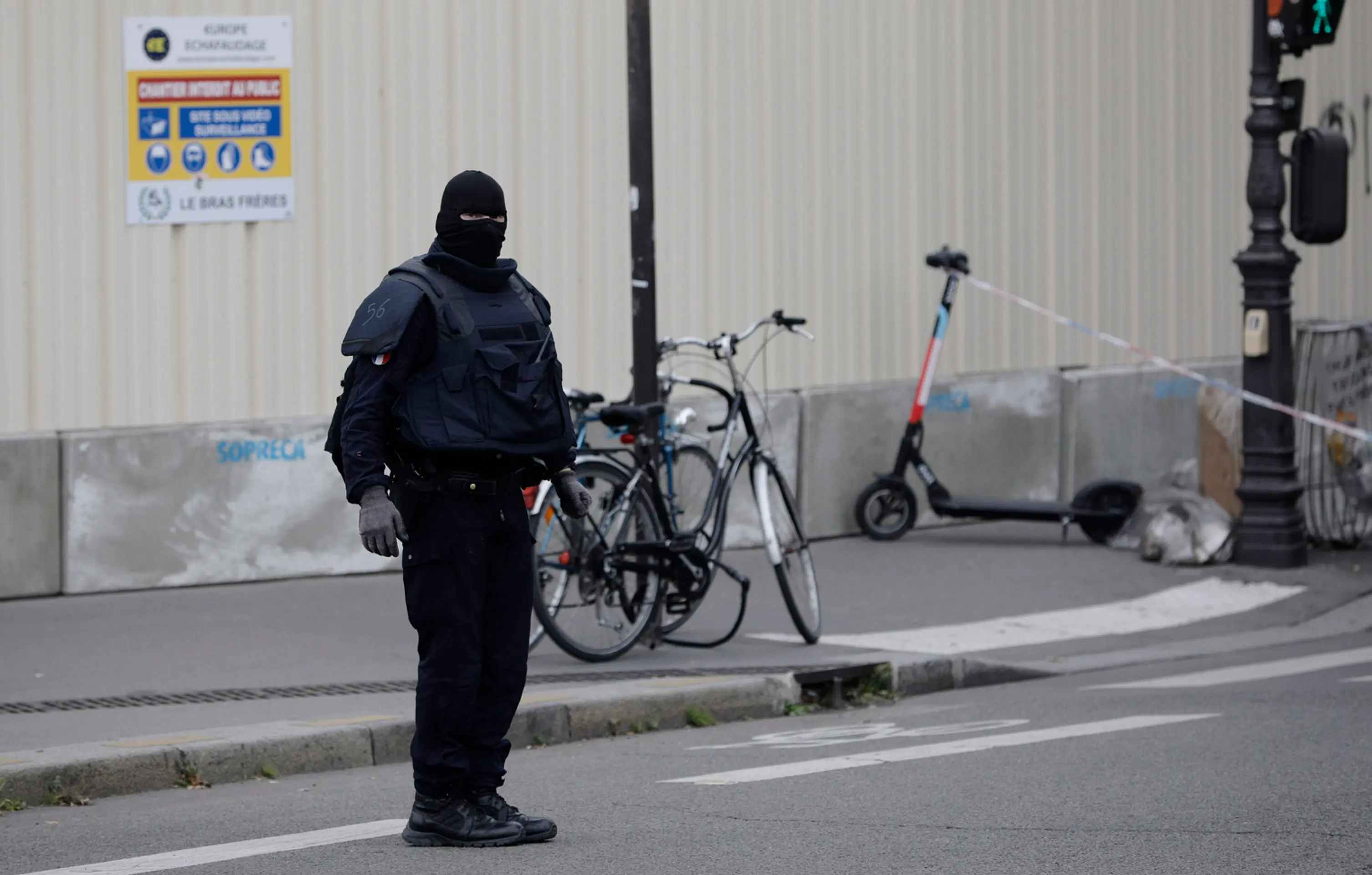 Útočník zabil štyroch policajtov.