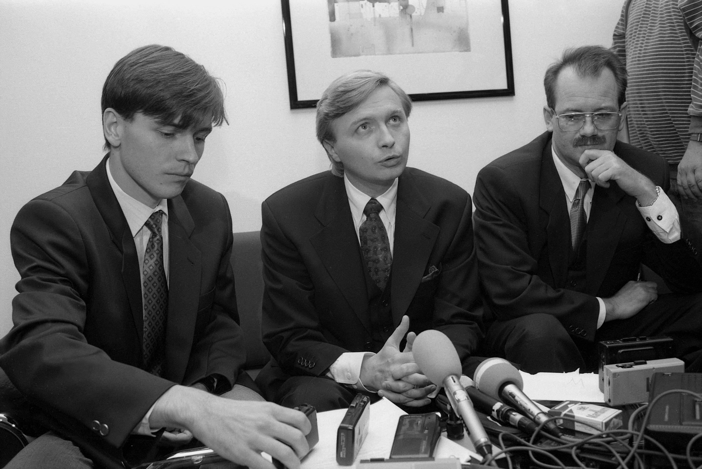 Na archívnej snímke z 5. októbra 1995 tlačová konferencia Michala Kováča ml. v hoteli Astron vo Viedni. 