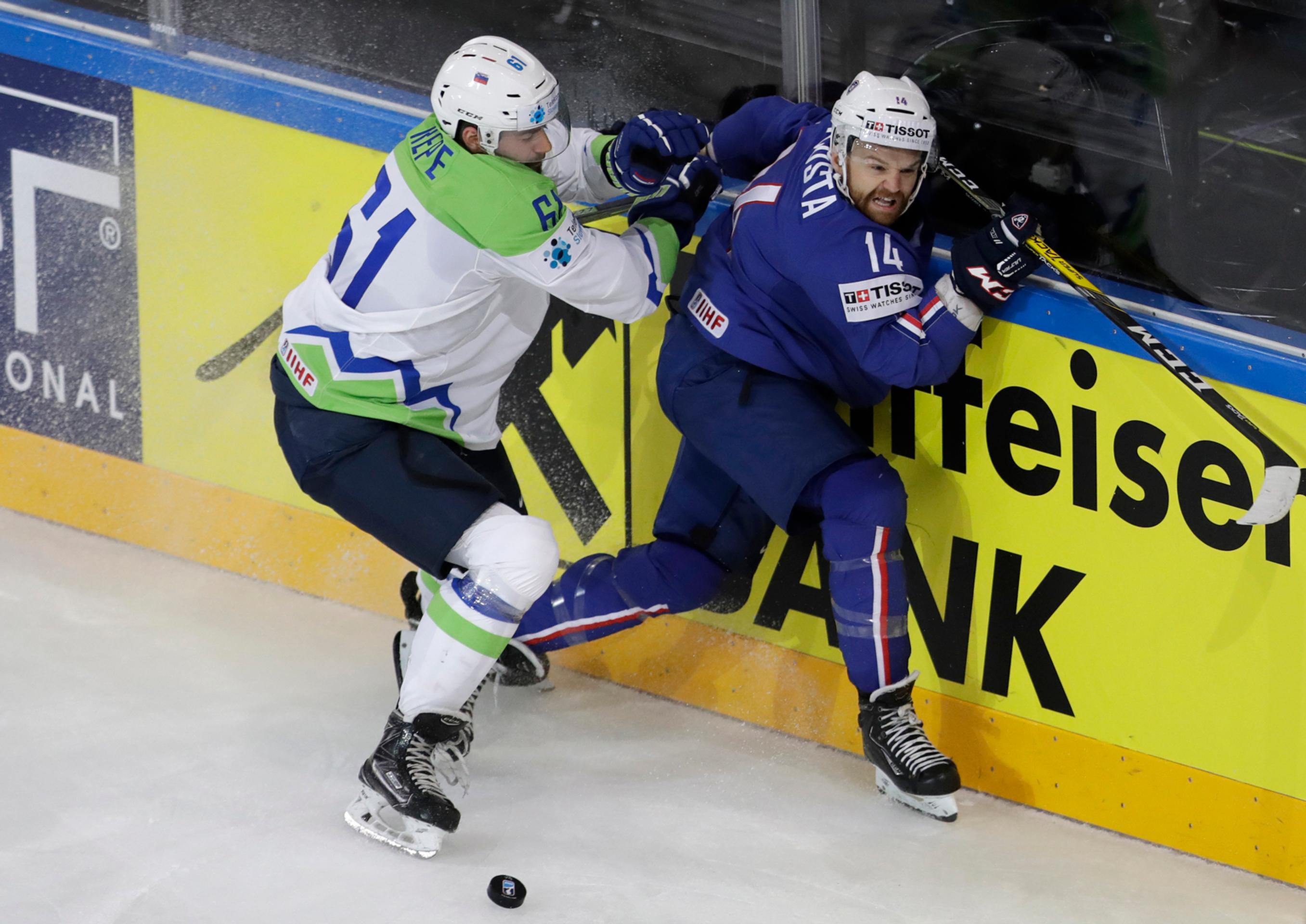 Francúz Stéphane da Costa (vpravo) uniká Jurimu Repemu zo Slovinska v stretnutí MS 2017.