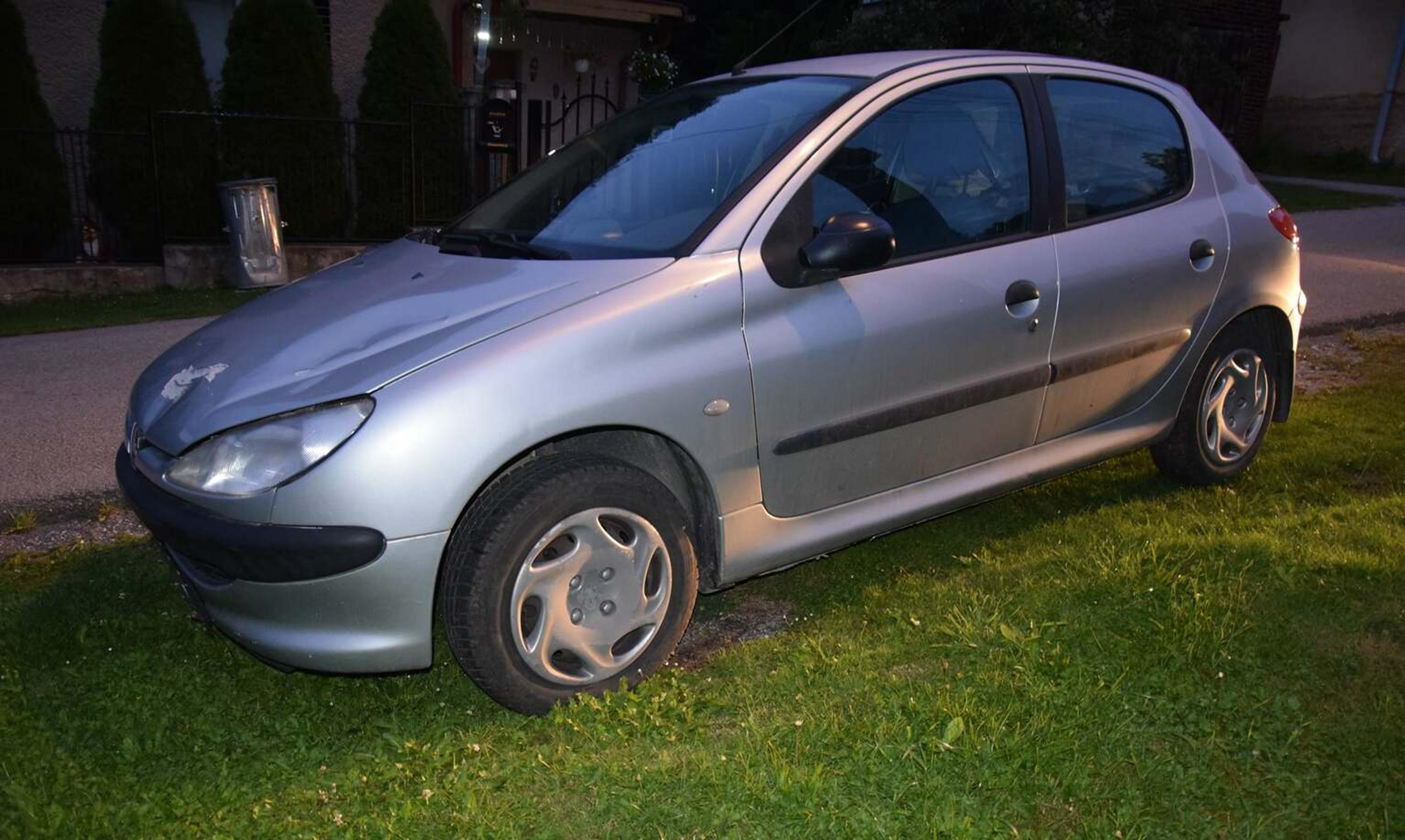 Poškodené auto pri nehode v obci Dolná Poruba.