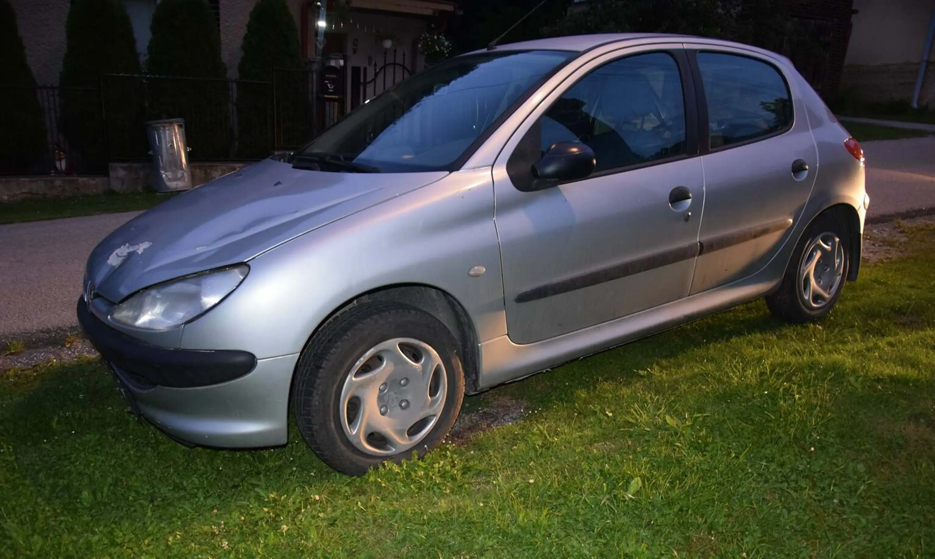 Poškodené auto pri nehode v obci Dolná Poruba.