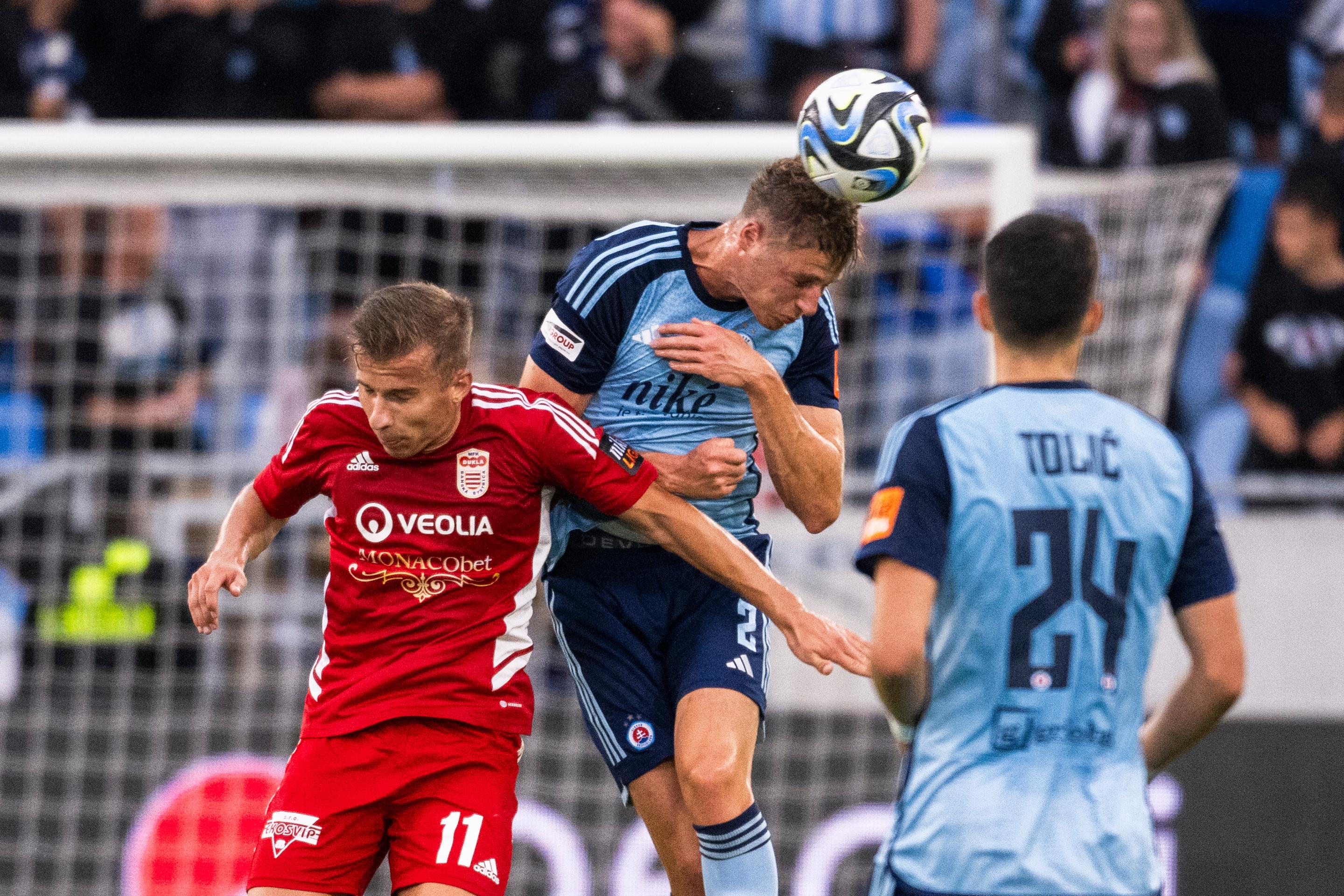 Zľava Martin Rymarenko (Banská Bystrica) a Siemen Voet (Slovan) počas zápasu 2. kola Niké ligy.