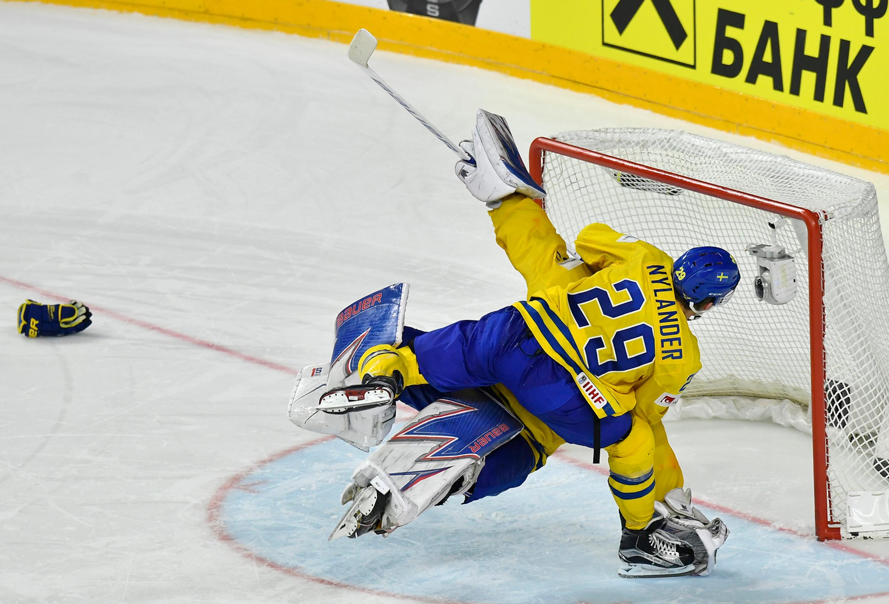 William Nylander a Henrik Lundqvist oslavujú víťazstvo na Kanadou.