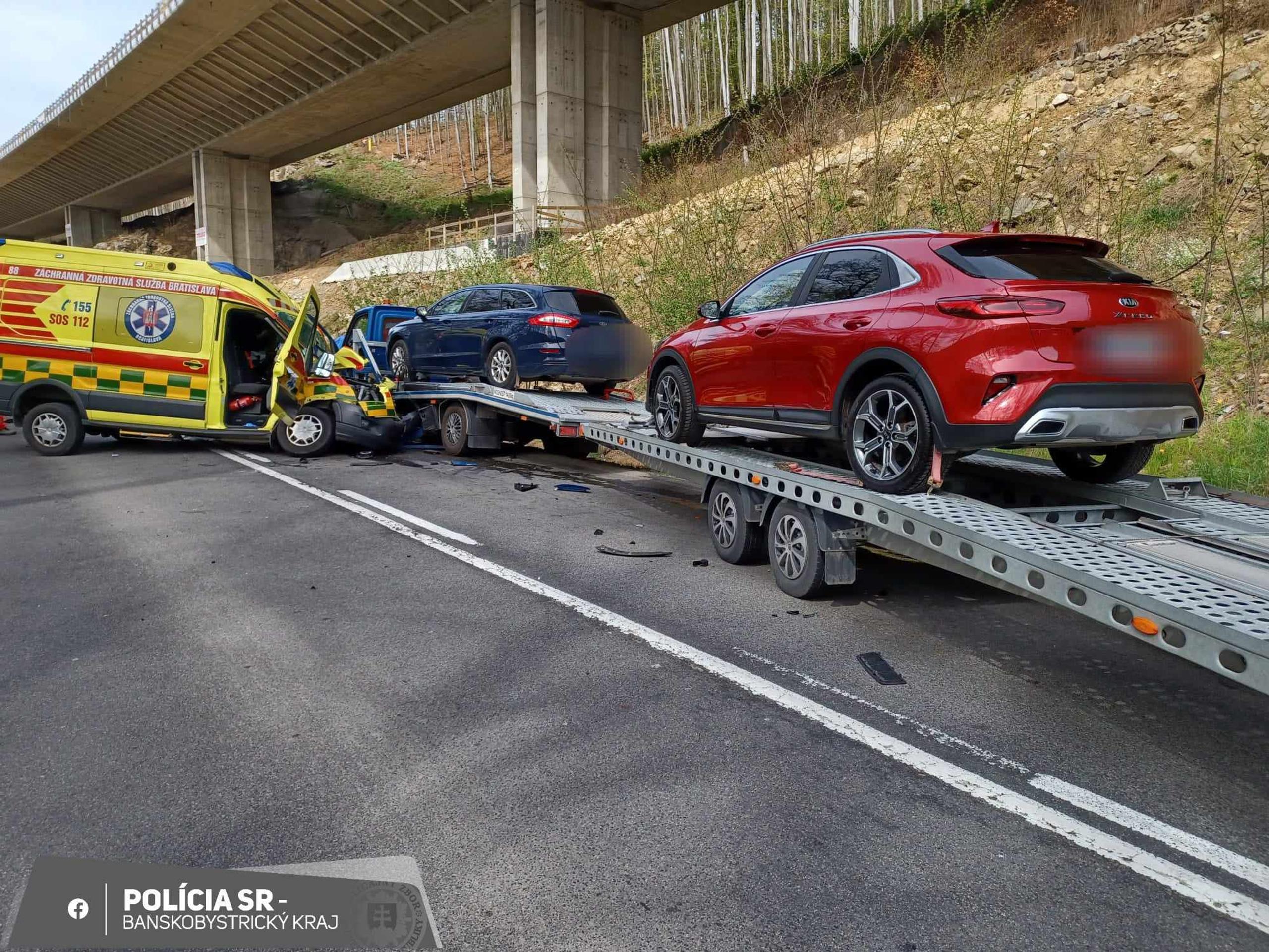 Sanitka sa zrazila s odťahovkou.