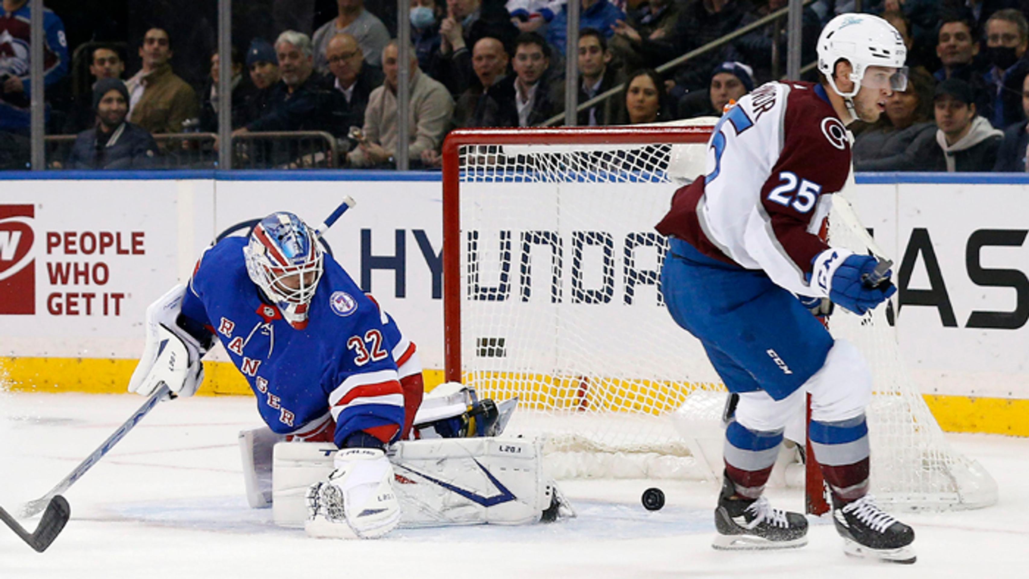 Na snímke vľavo slovenský brankár Rangers Adam Húska inkasuje gól.