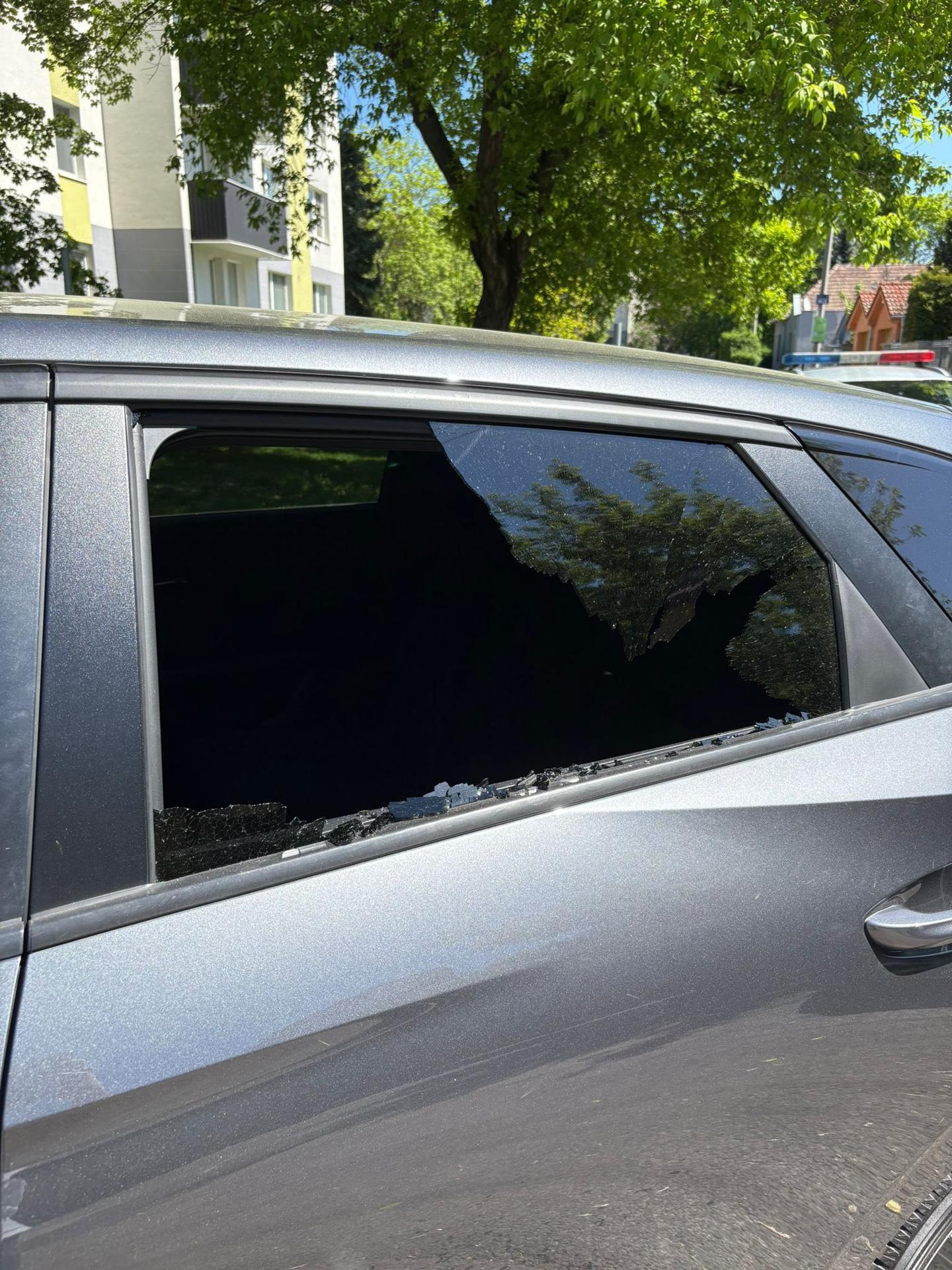 Neznámy páchateľ poškodil auto Zuzany Petkovej priamo pred domom.