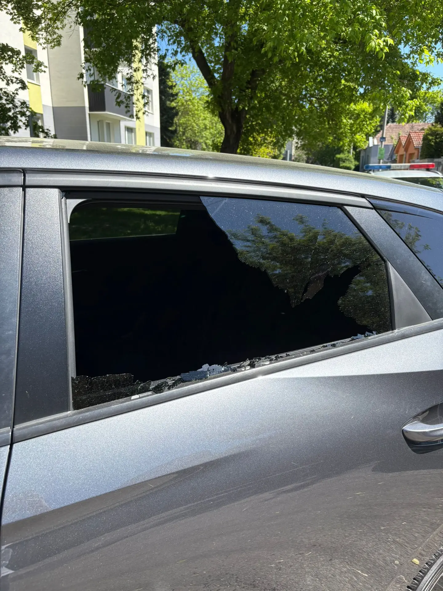 Neznámy páchateľ poškodil auto Zuzany Petkovej priamo pred domom.
