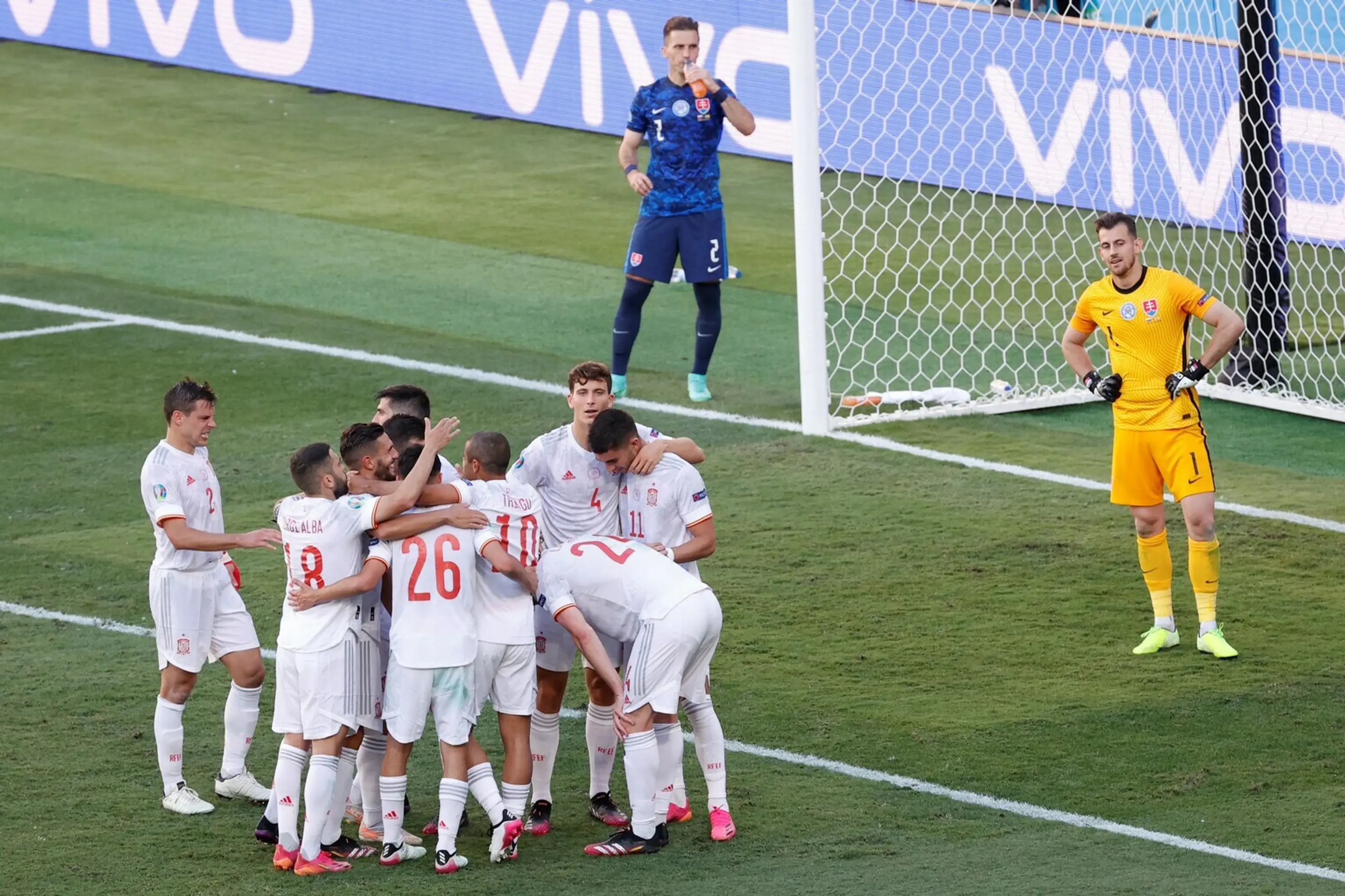 Radosť Španielom po piatom góle, ktorý si do vlastnej brány strelil Kucka.