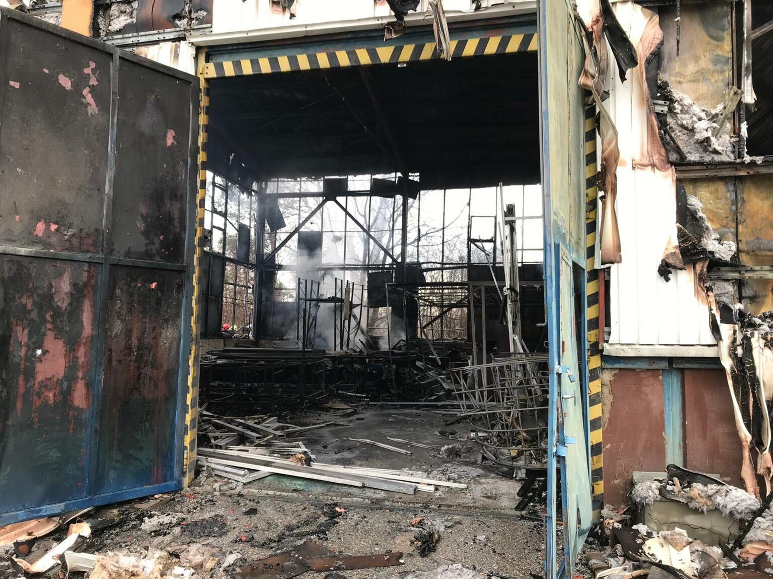 Požiar autoservisu v Bratislave