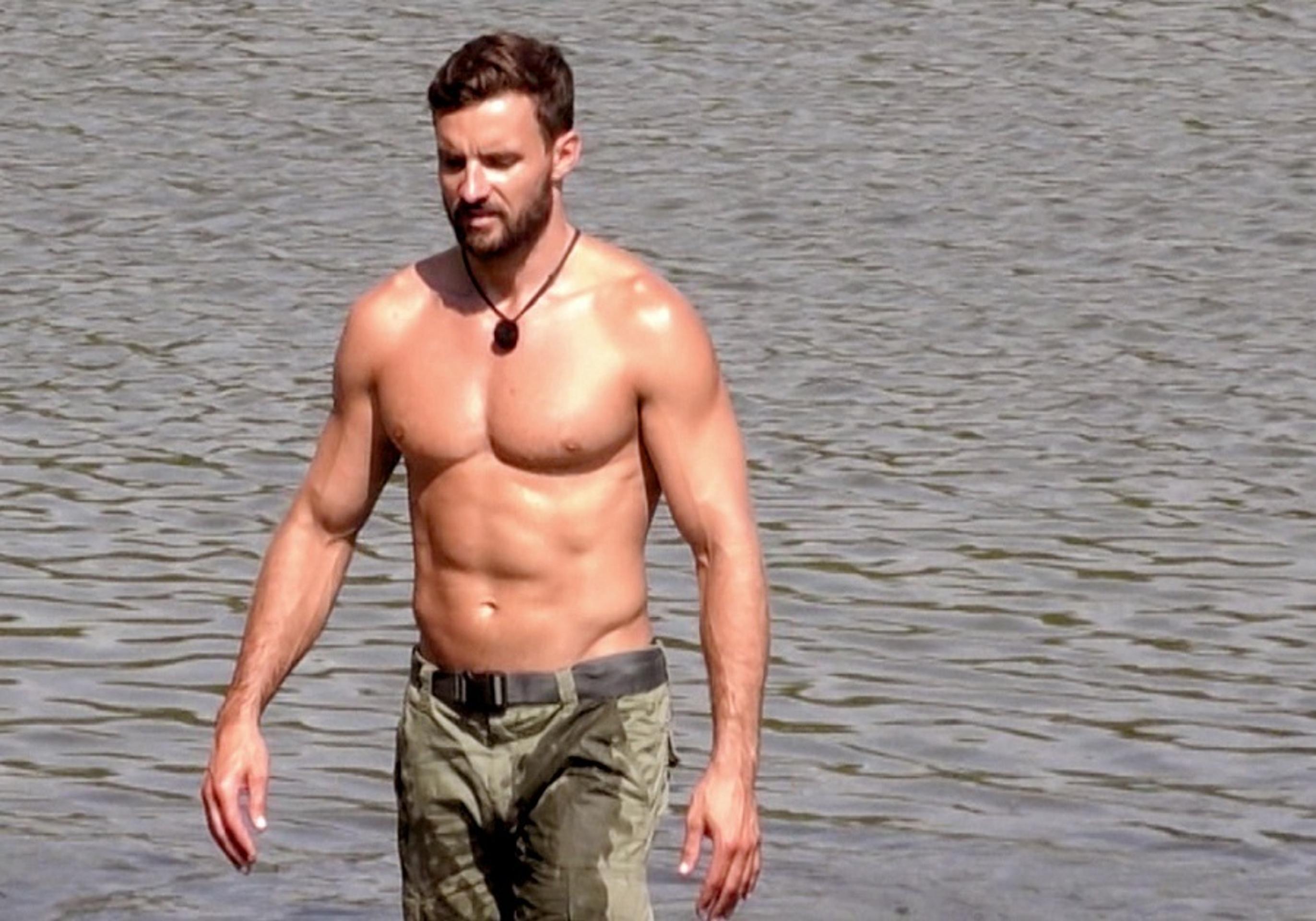 Martin Šmahel a jeho odhalená hruď