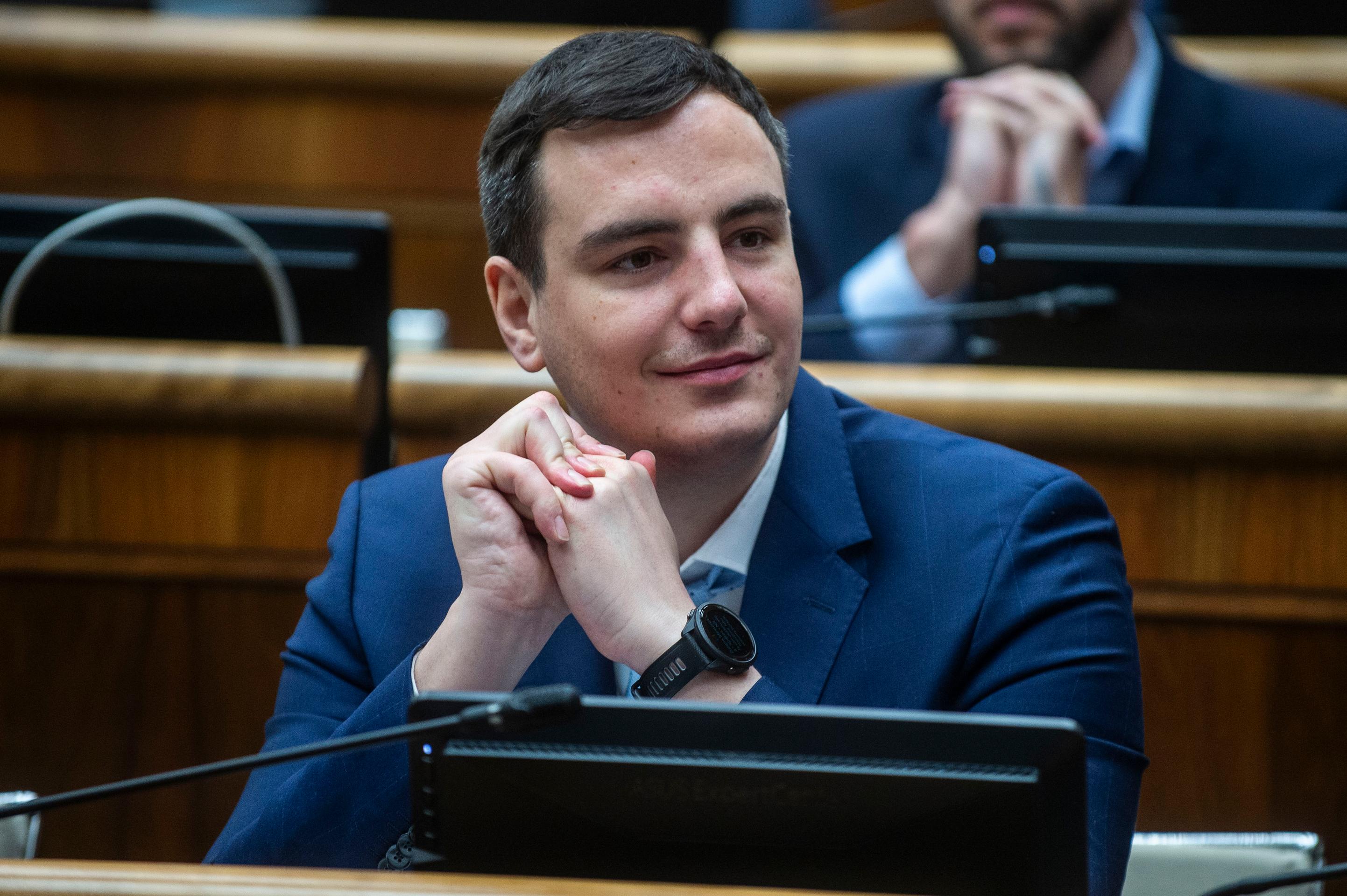 Na snímke poslanec Národnej rady SR Dávid Dej (Progresívne Slovensko) počas rokovania 6. schôdze parlamentu.