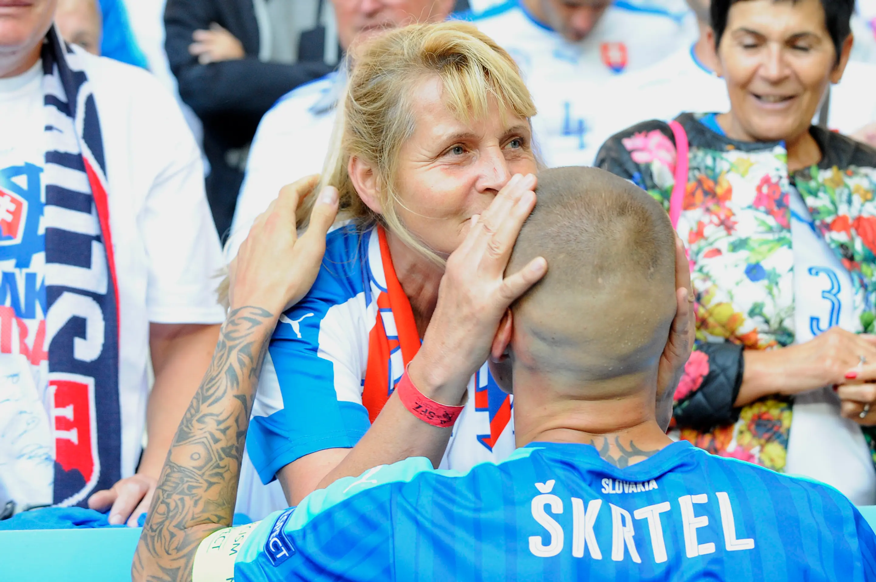 Martin Škrtel s matkou Janou Škrtelovou po osemfinále na ME