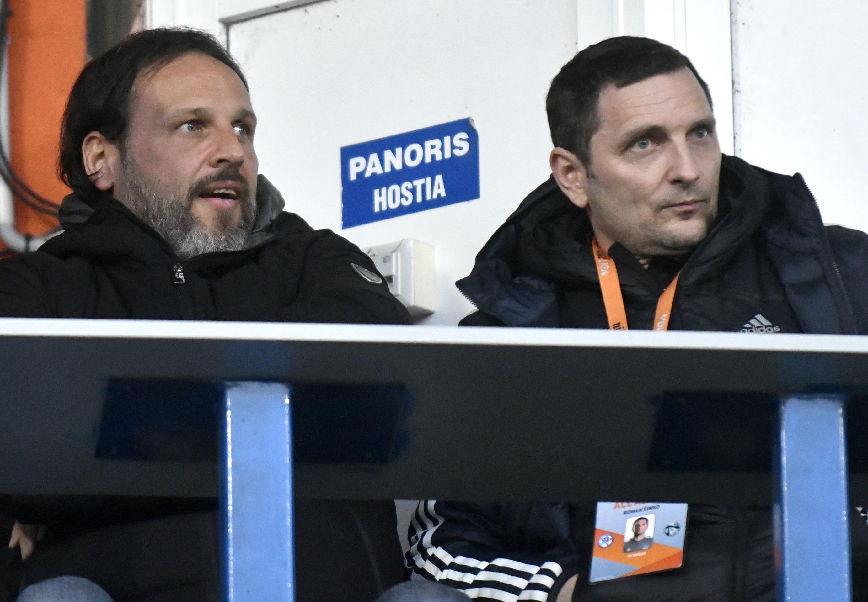 Vľavo tréner Košíc Ján Kozák ml. v hľadisku s vedúcim mužstva Romanom Šimkom v 2. kole nadstavby Niké ligy skupiny o udržanie sa proti Michalovciam.