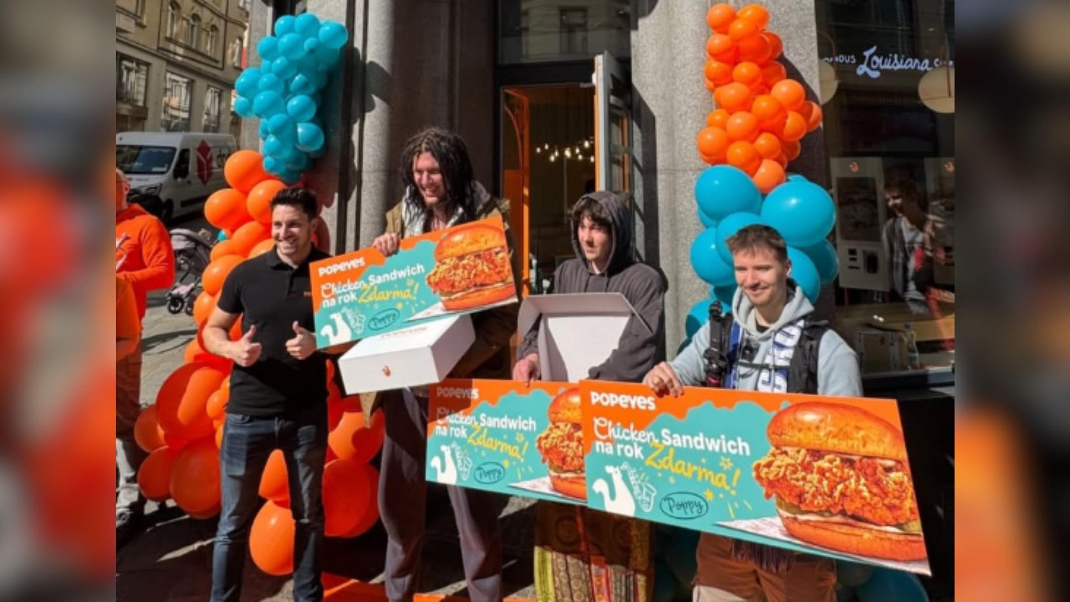 Filip čakal pred Popeyes 50 hodín a získal sendviče na rok zadarmo